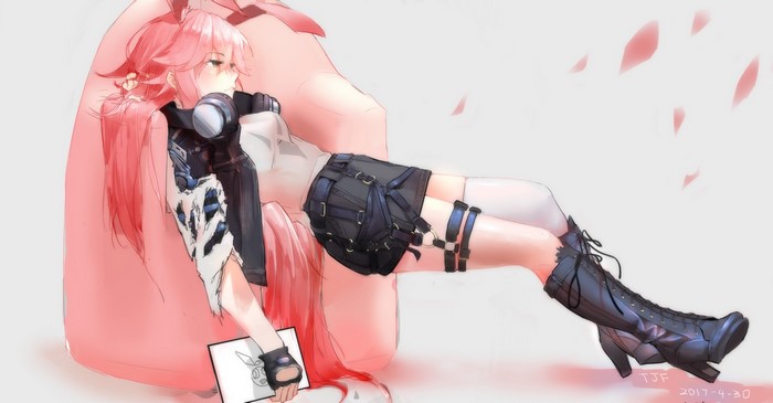 Yae Sakura from Honkai Impact relaxing