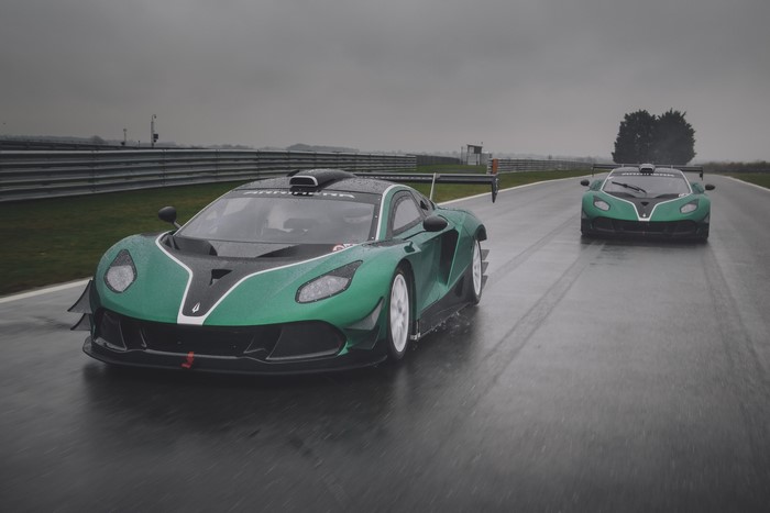 4K Arrinera Hussarya GT race cars on a wet track