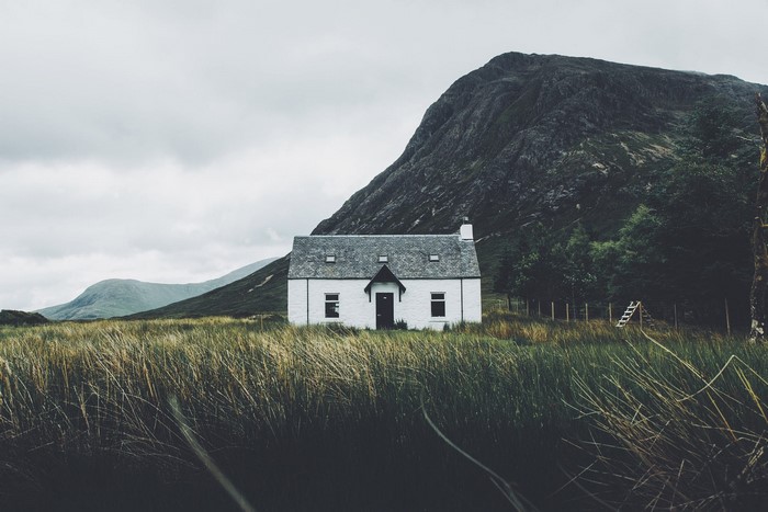 White house in front of a mountain landscape