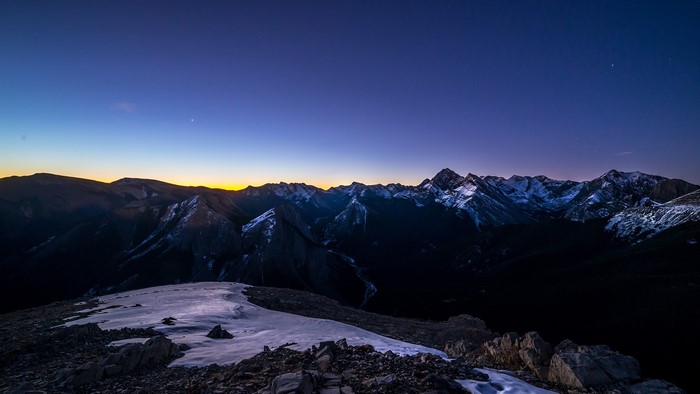 Mountain range at dusk with snow and clear sky