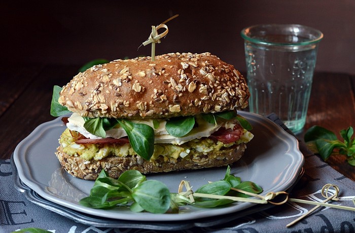 Sandwich with whole grain bread and bacon