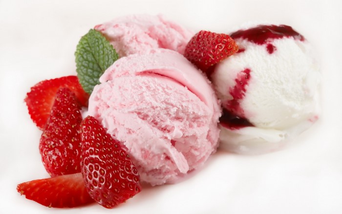 Strawberry and vanilla ice cream with strawberries and mint