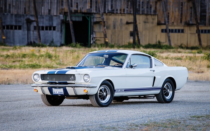 White Ford Mustang GT 350