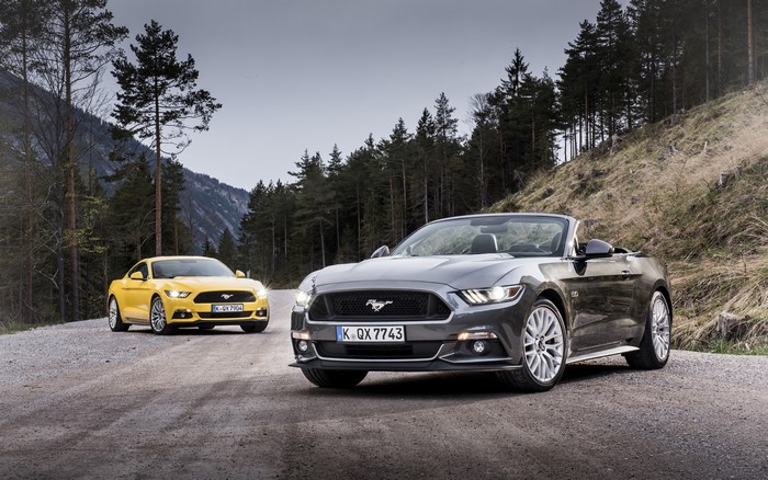 4K Ford Mustang Cabriolet cars on a mountain road