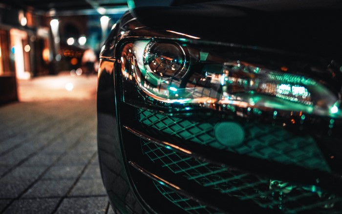 4K Audi R8 headlights at night