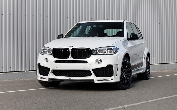 White BMW X5 M with black accents