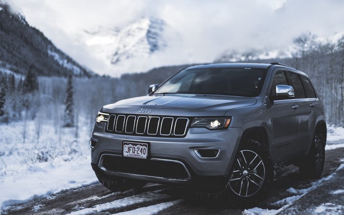4K Jeep Grand Cherokee in Snow