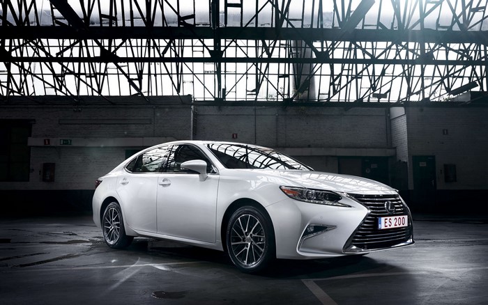 White Lexus ES 200 Sedan