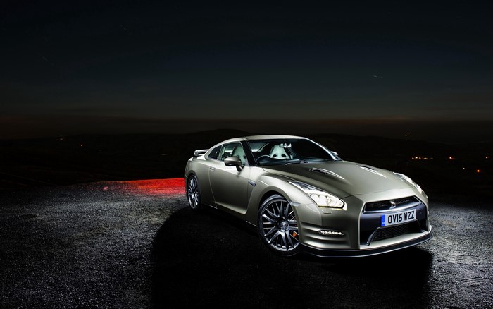 4K Nissan GT-R at night