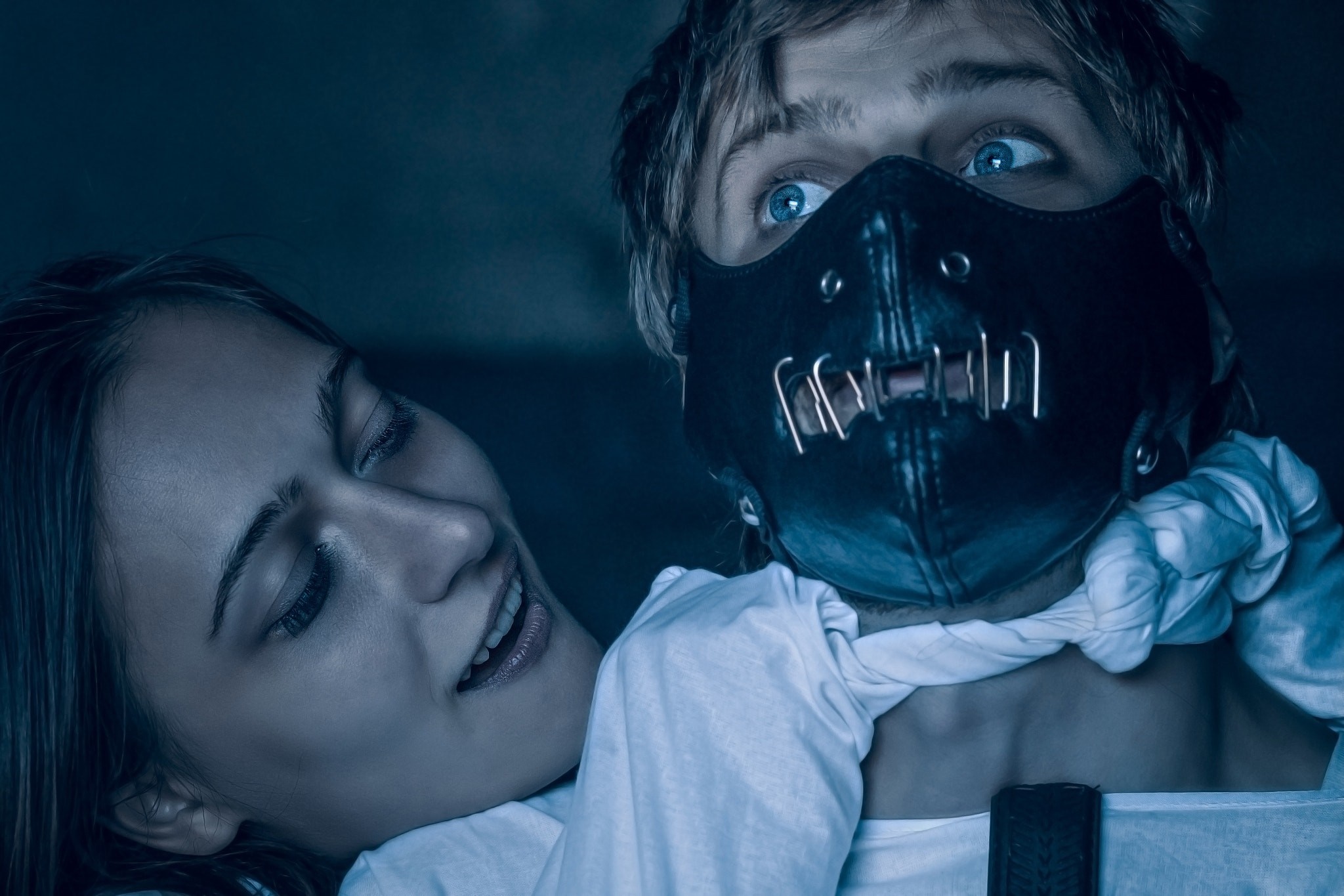 Woman strangling man wearing Hannibal Lecter mask HD Wallpaper