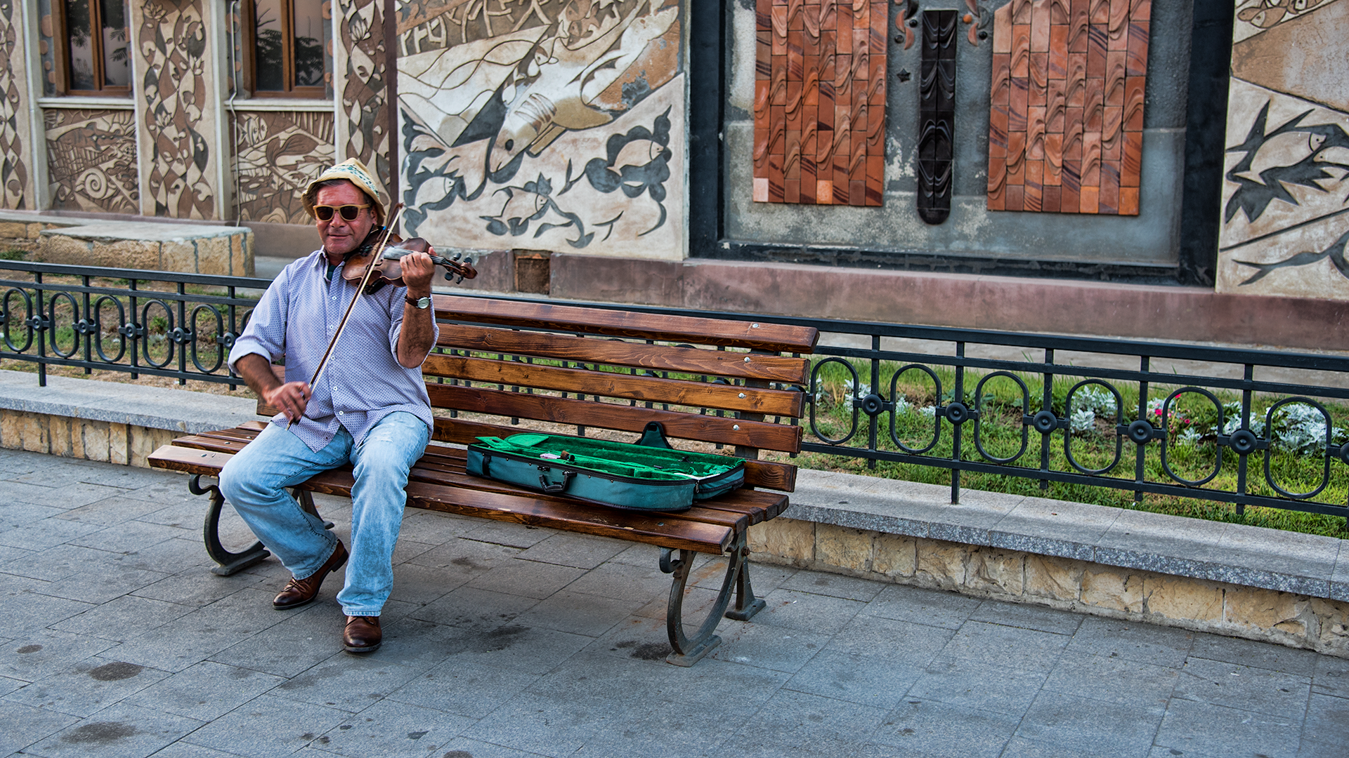 Man playing violin on a bench HD Wallpaper