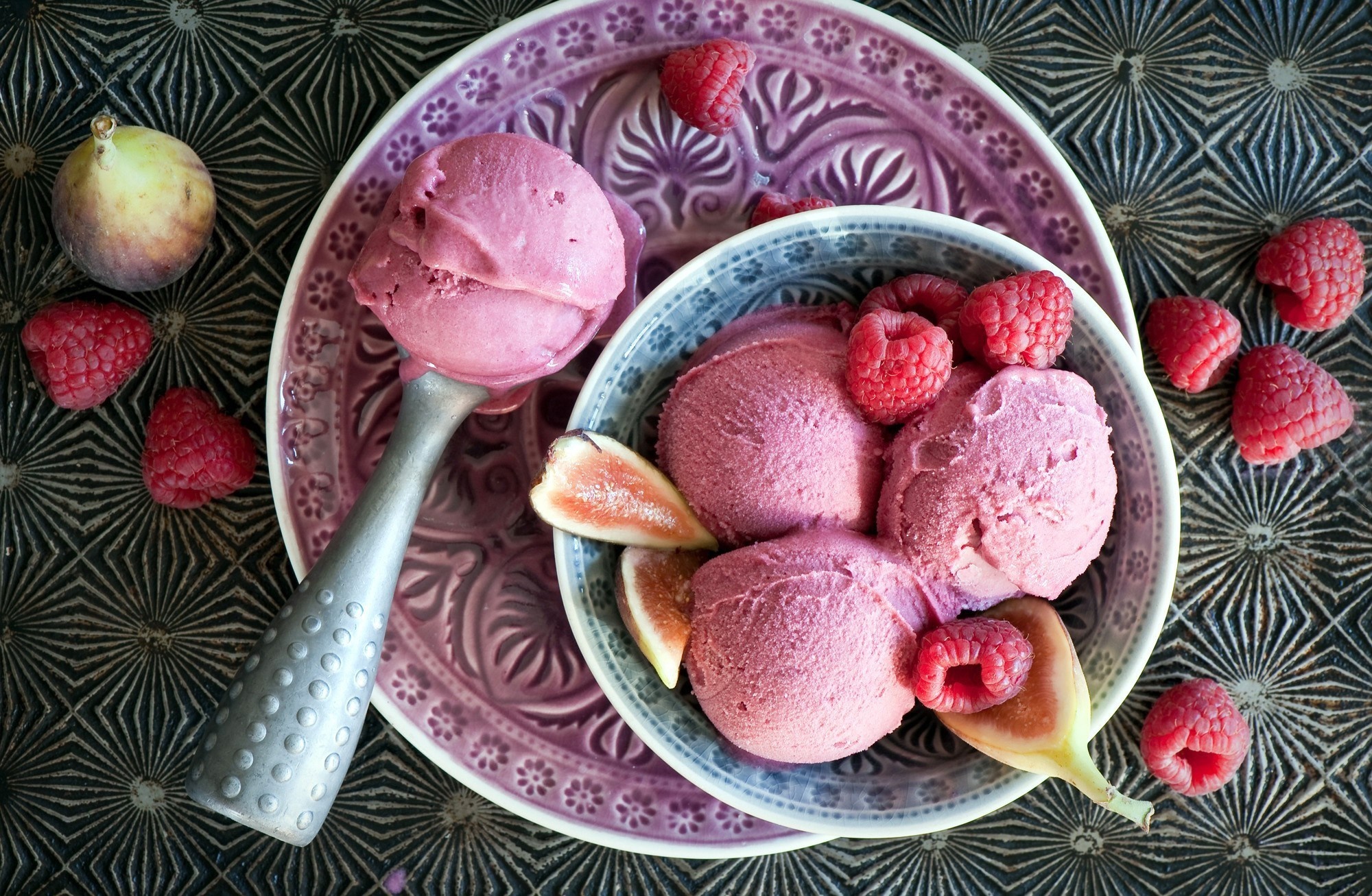 Raspberry fig ice cream with fresh fruit HD Wallpaper