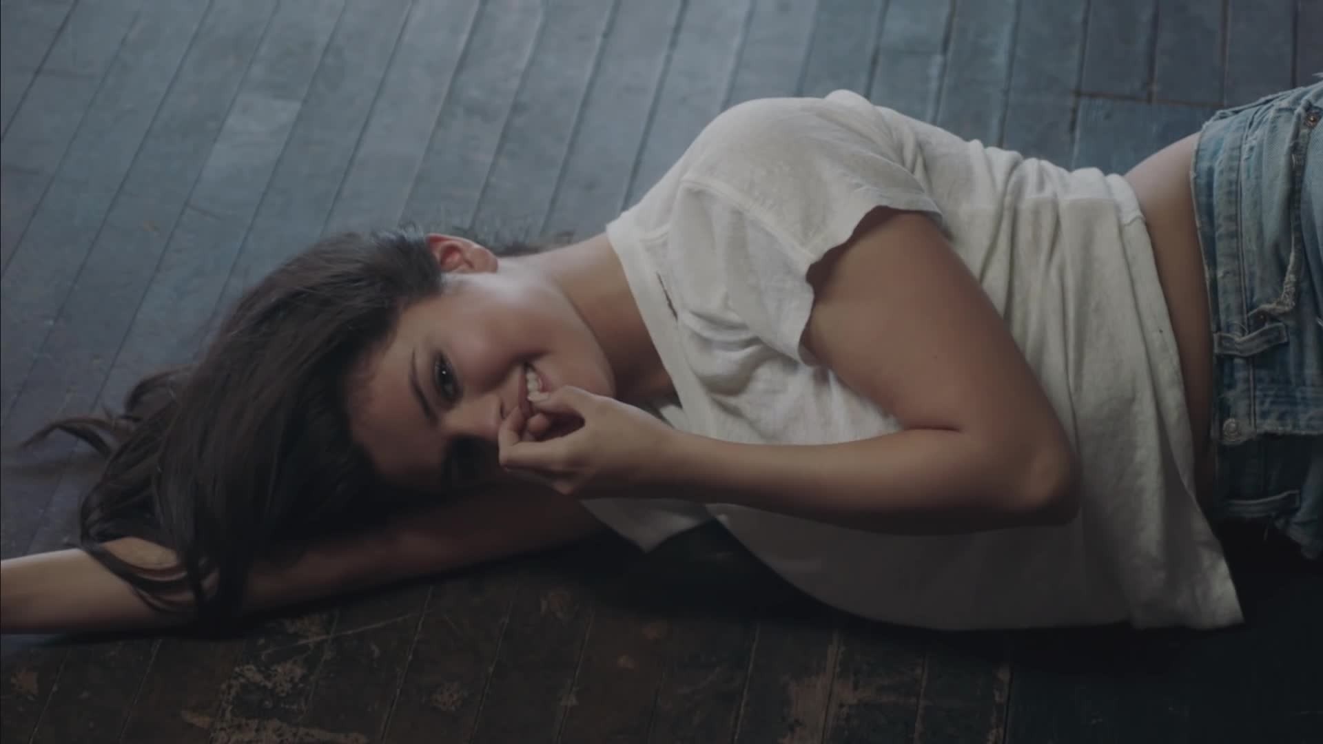 Selena Gomez lying on wooden floor HD Wallpaper