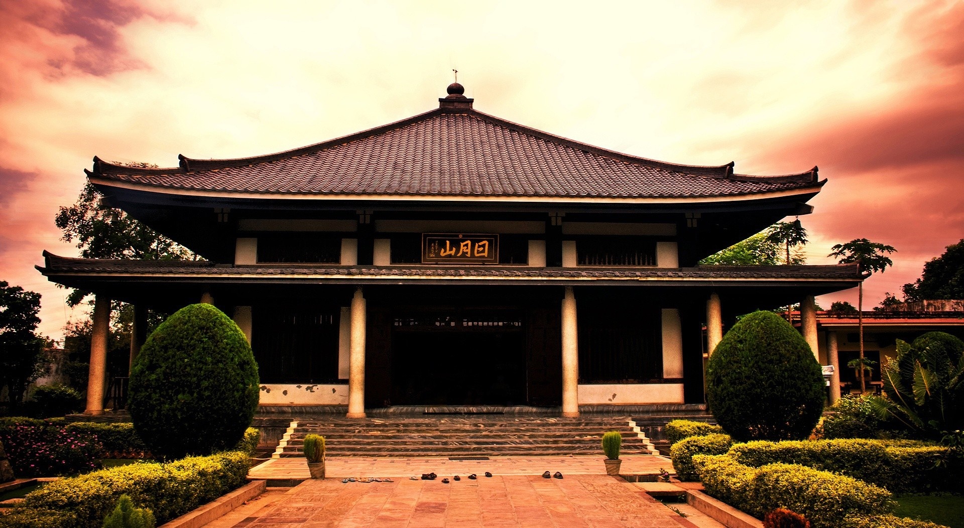 Traditional Chinese Temple with Elaborate Roof HD Wallpaper