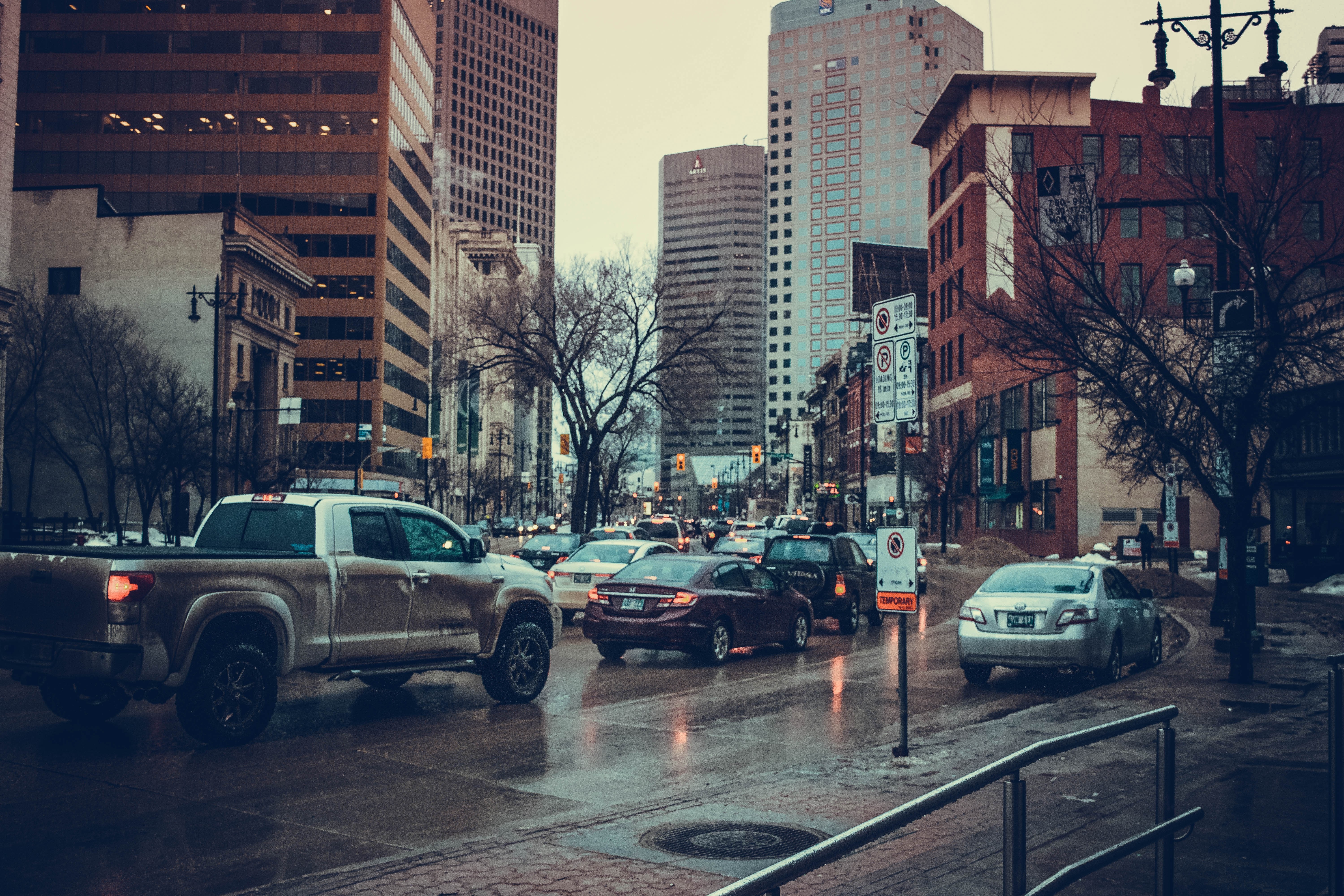 City street with traffic in the rain HD Wallpaper