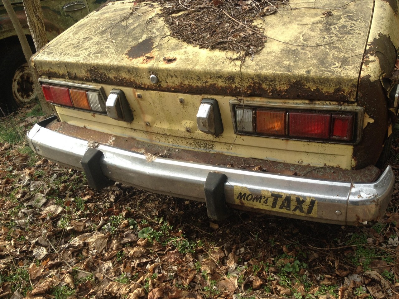 Abandoned yellow car with "Mom's Taxi" sticker HD Wallpaper