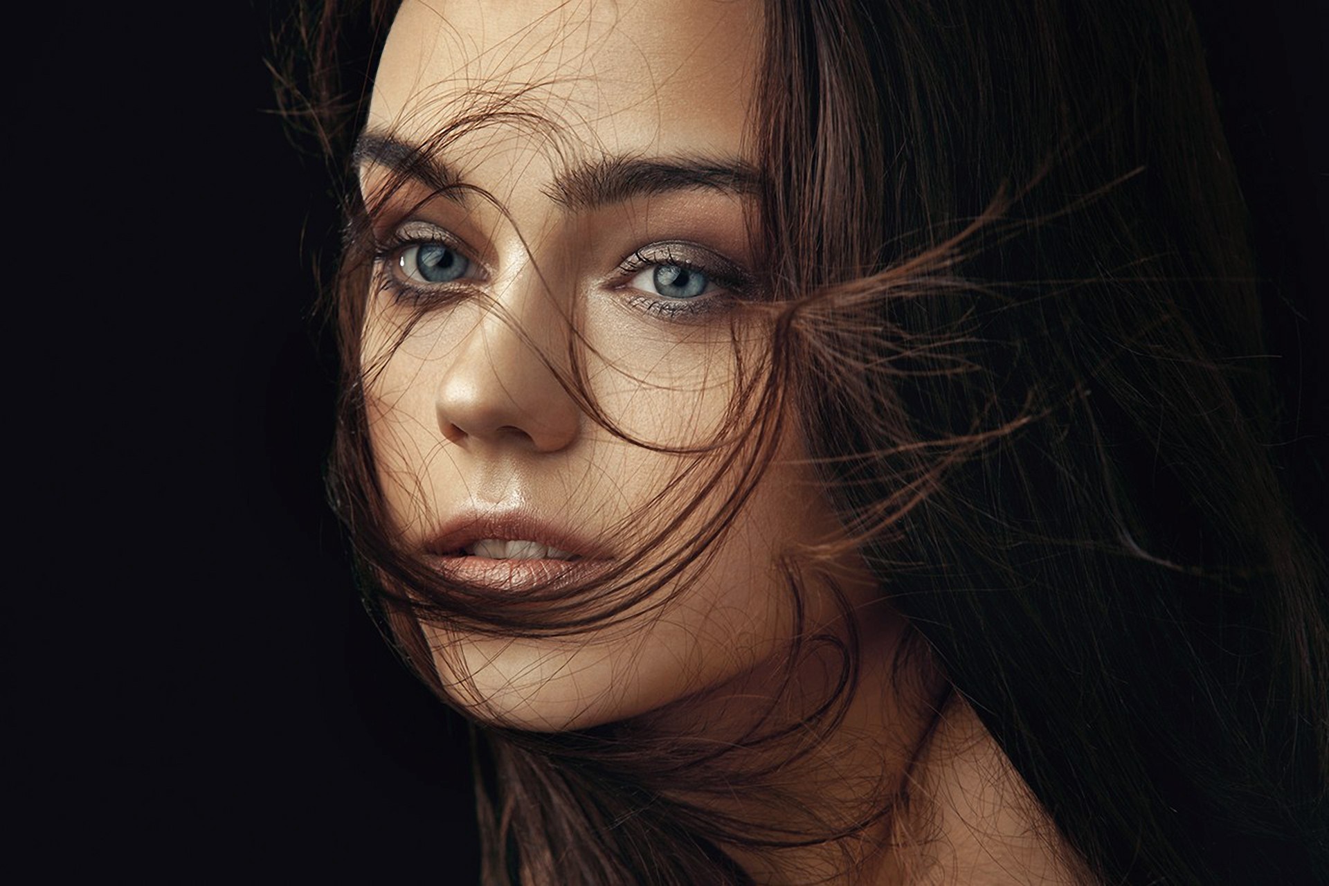 Close-up portrait of a woman with blue eyes and brown hair HD Wallpaper