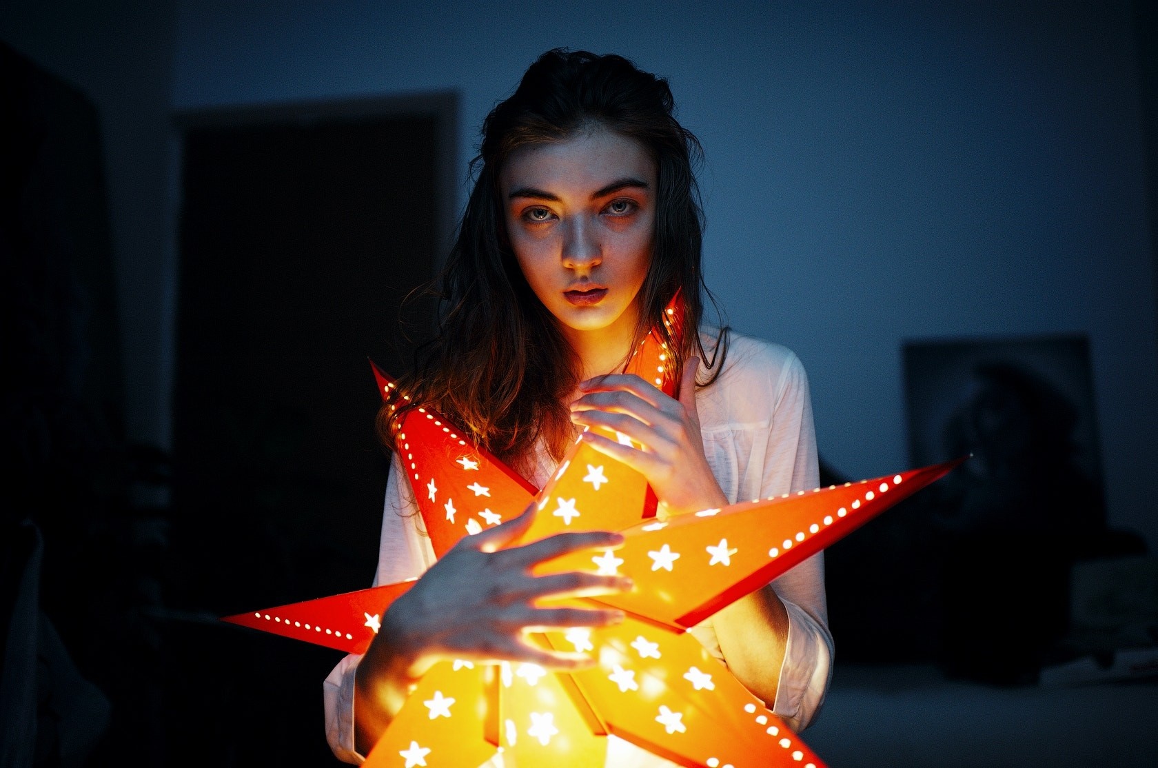 Woman holding a glowing star lantern HD Wallpaper