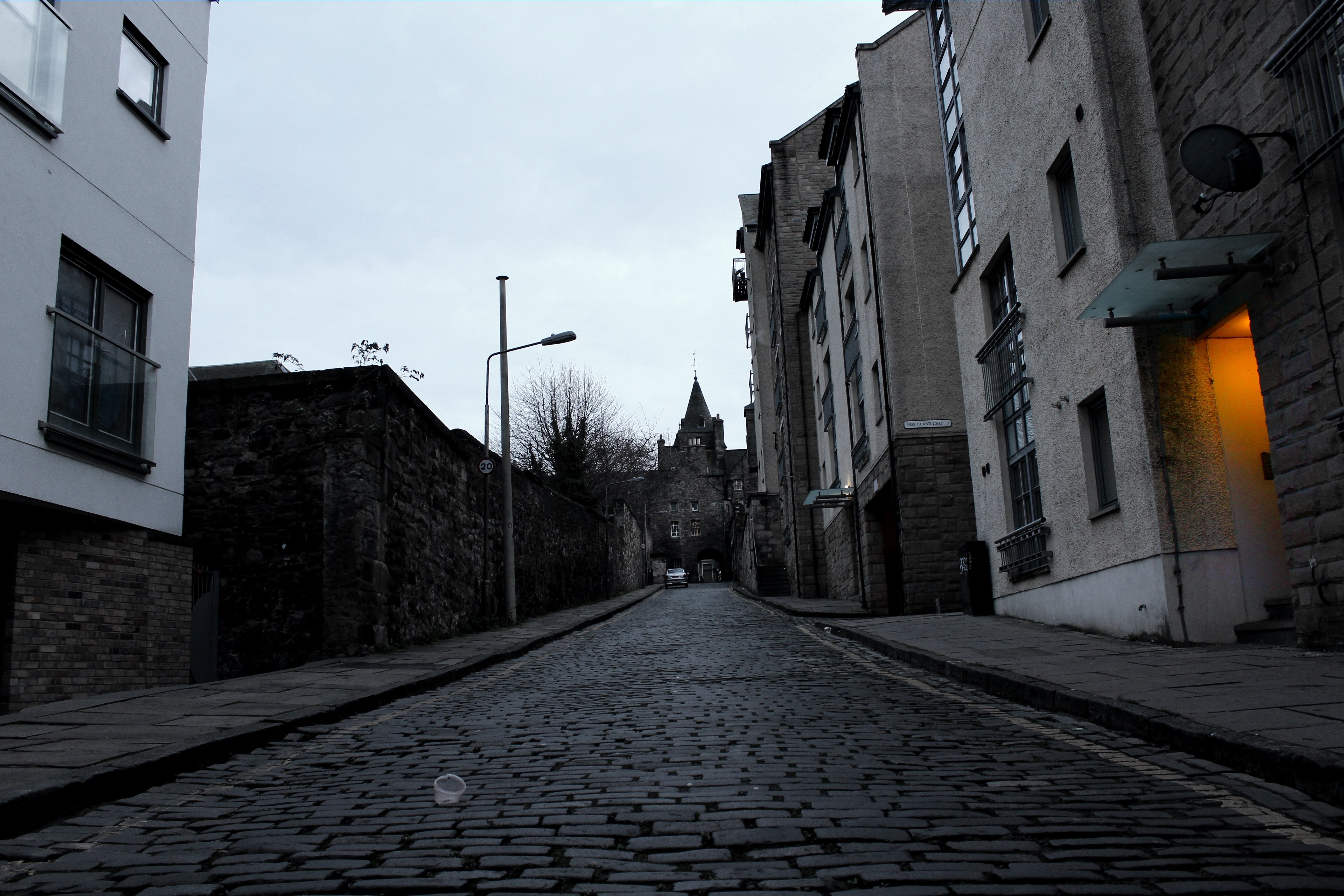 Cobblestone street in Edinburgh with old buildings HD Wallpaper
