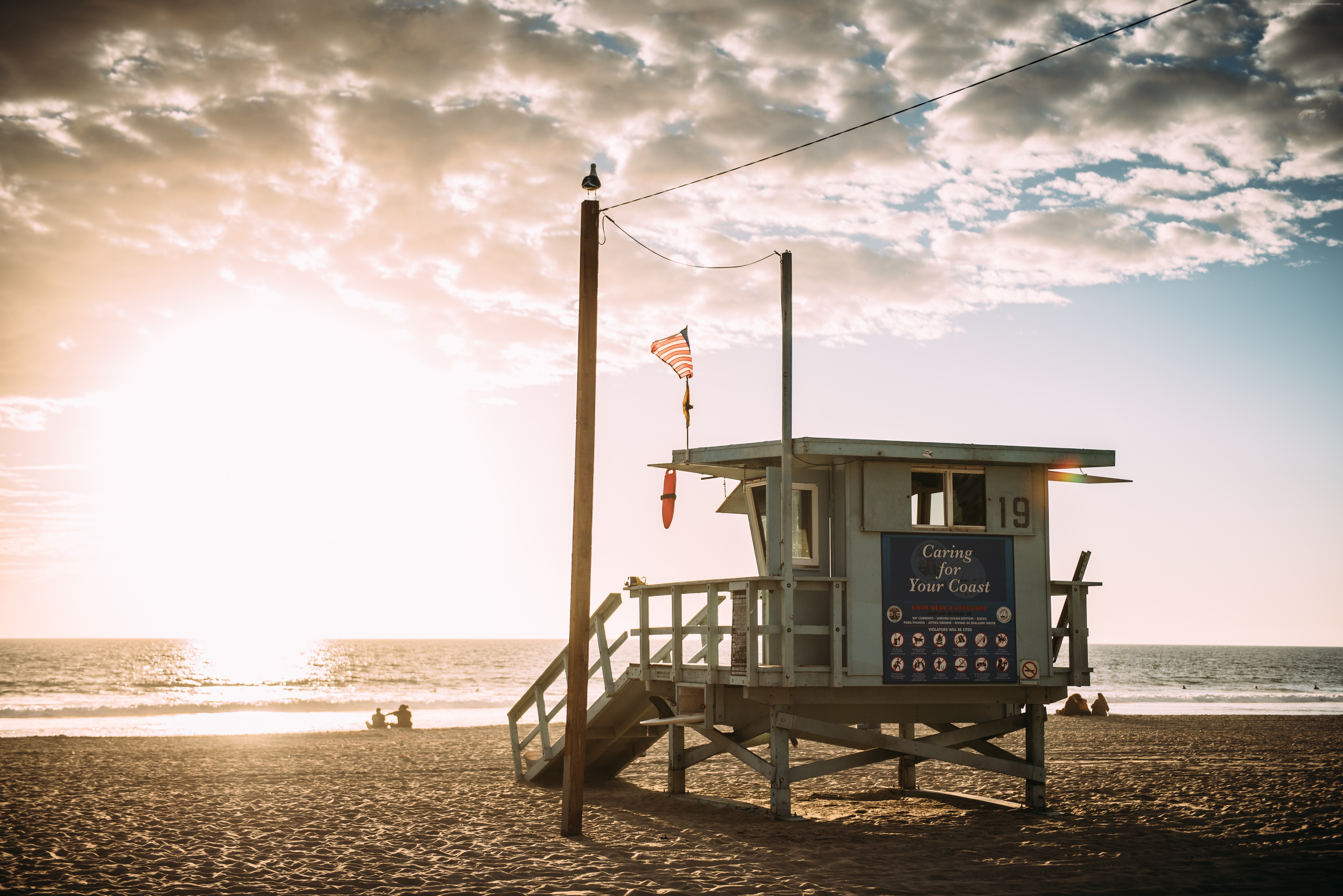 Lifeguard Tower 19 on a Beach in Los Angeles HD Wallpaper