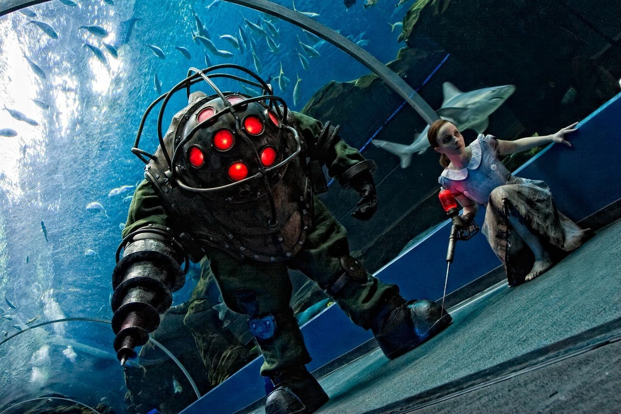 Big Daddy and Little Sister from BioShock in aquarium HD Wallpaper