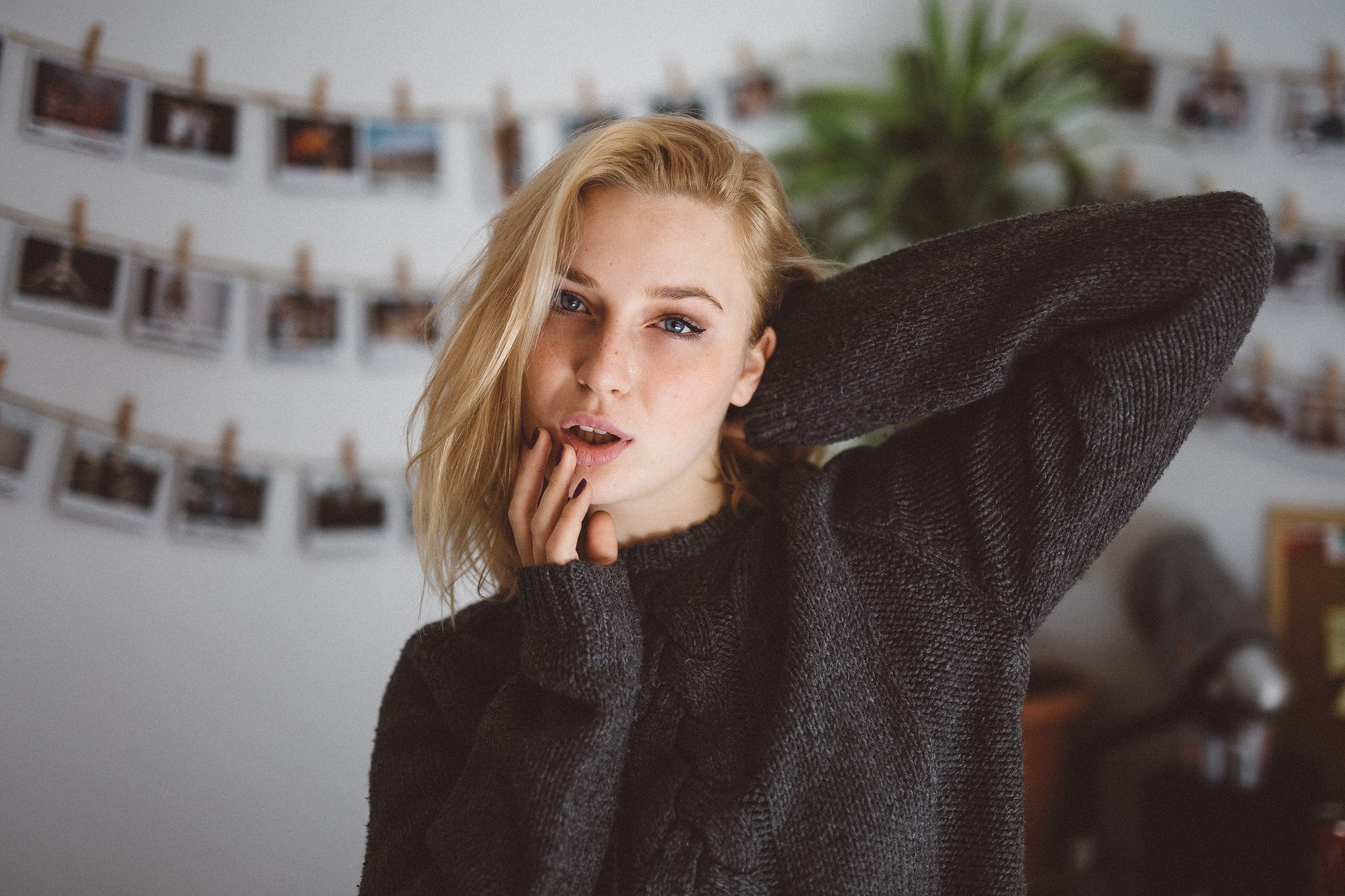 Woman with blonde hair wearing a grey sweater HD Wallpaper