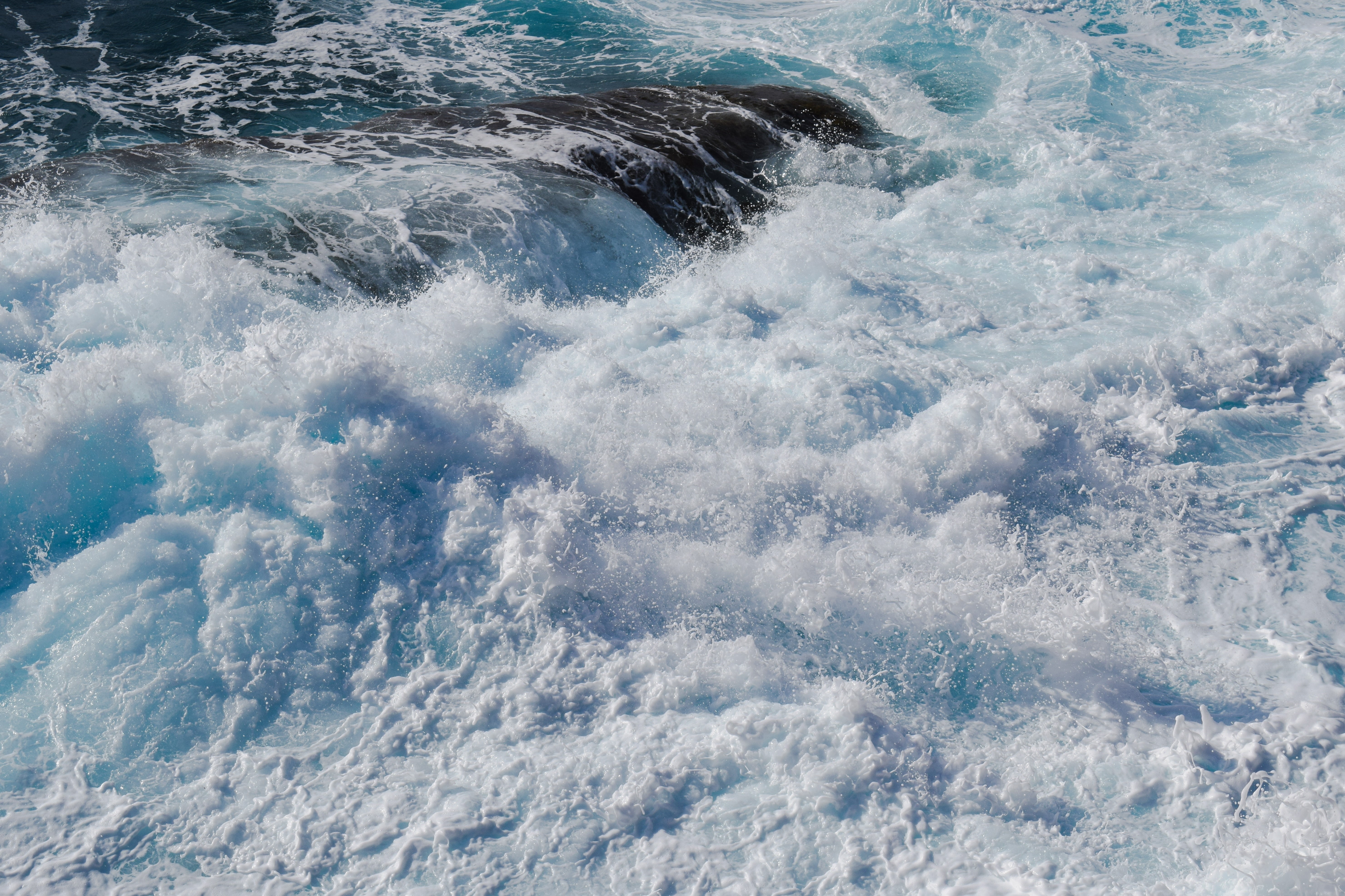 Waves crashing on a rock in the ocean HD Wallpaper