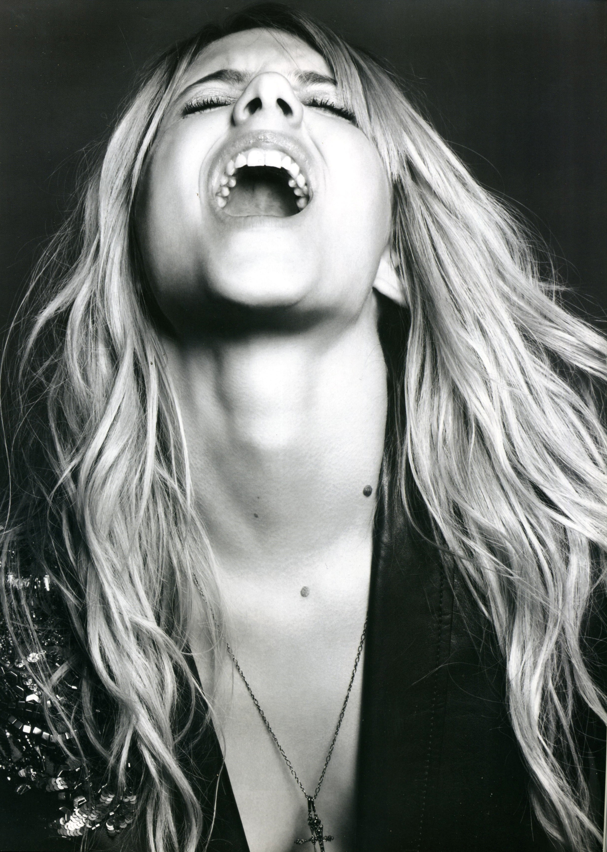 Melanie Laurent screaming with mouth open HD Wallpaper