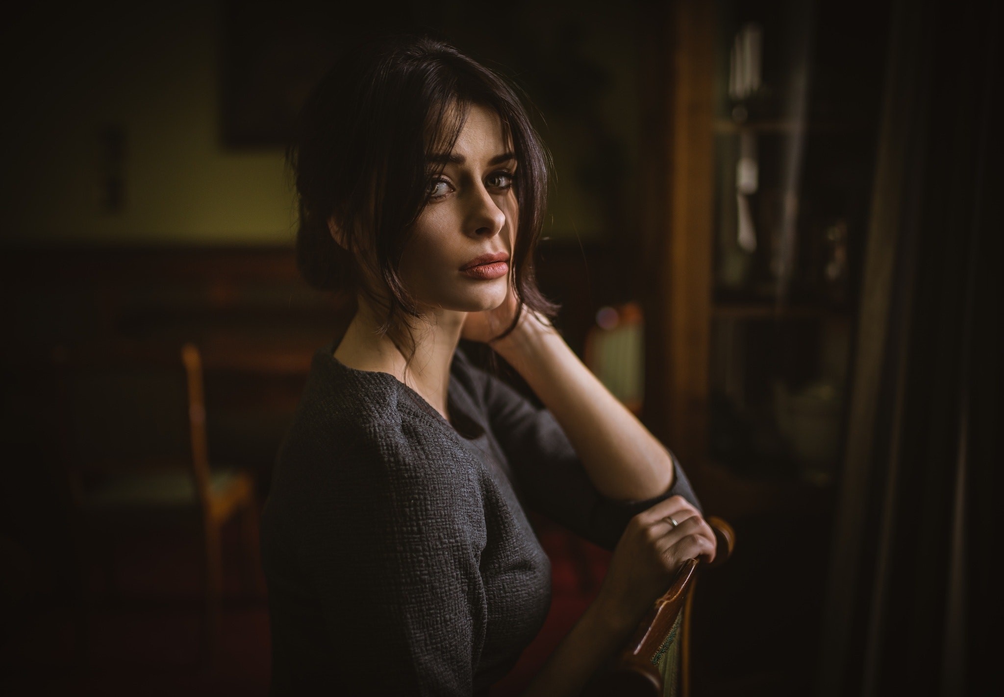 Portrait of a woman in darkness HD Wallpaper