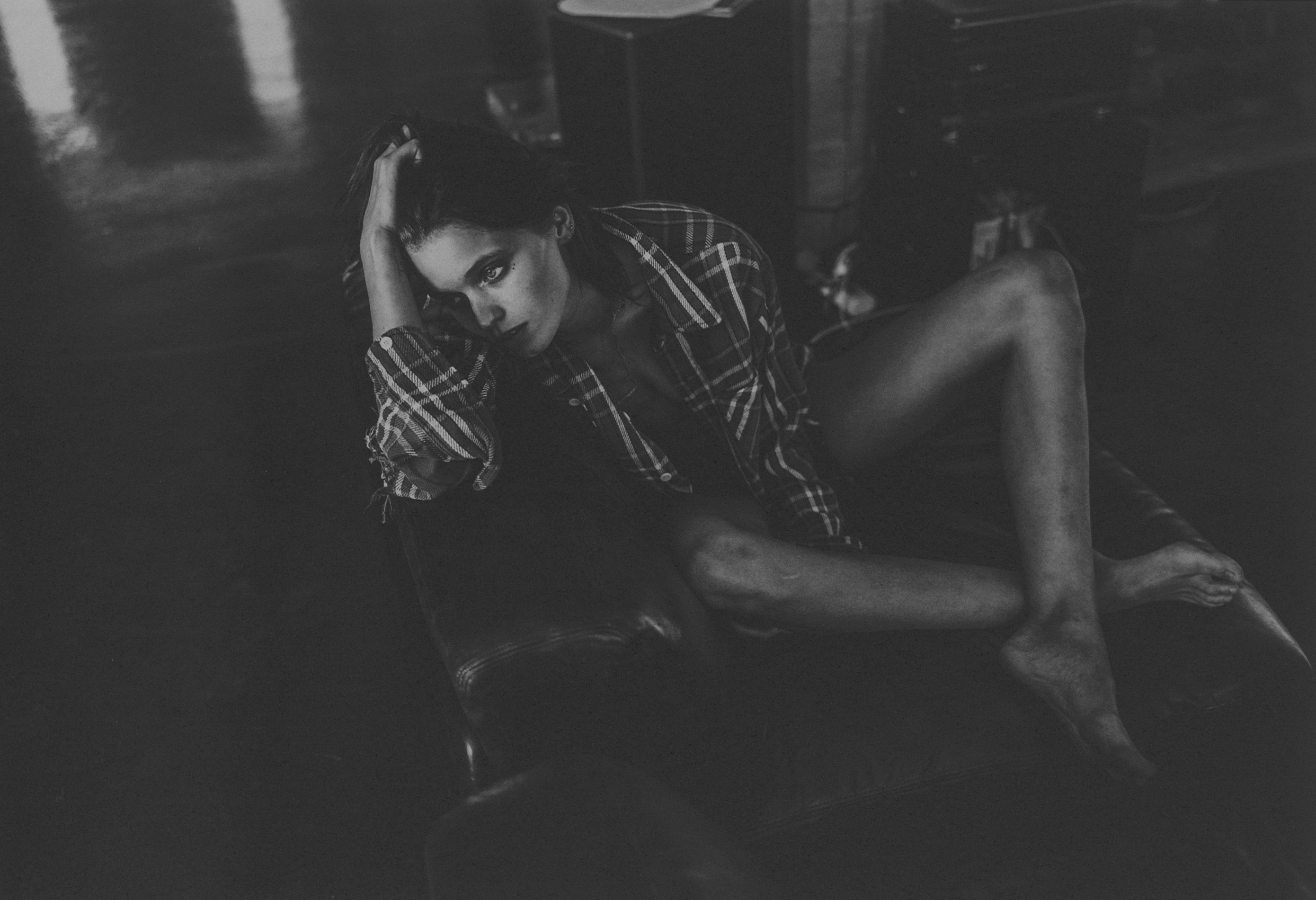 Abbey Lee Kershaw in monochrome photography HD Wallpaper