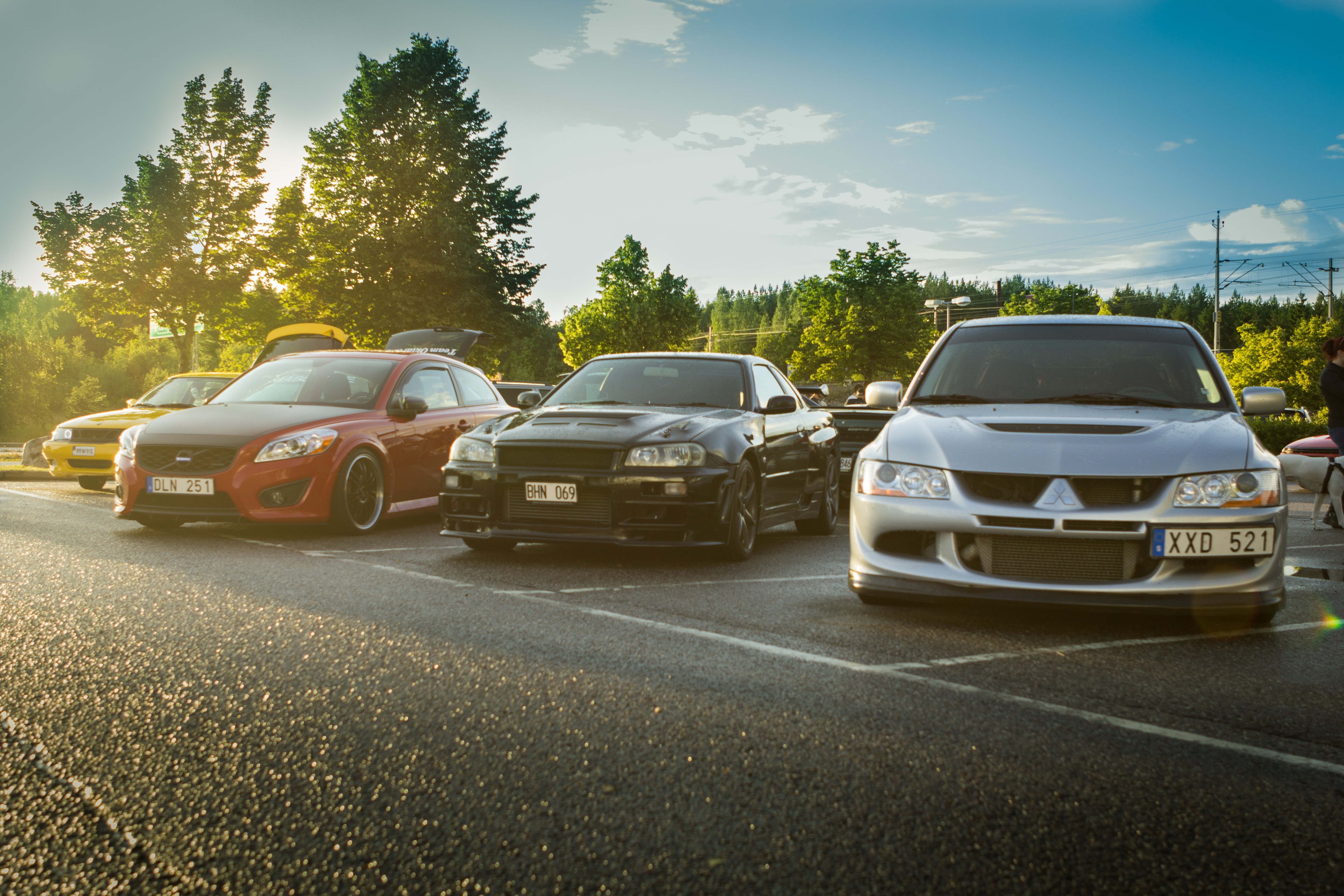 Nissan Skyline GT-R R34 and Mitsubishi Lancer Evolution VIII HD Wallpaper