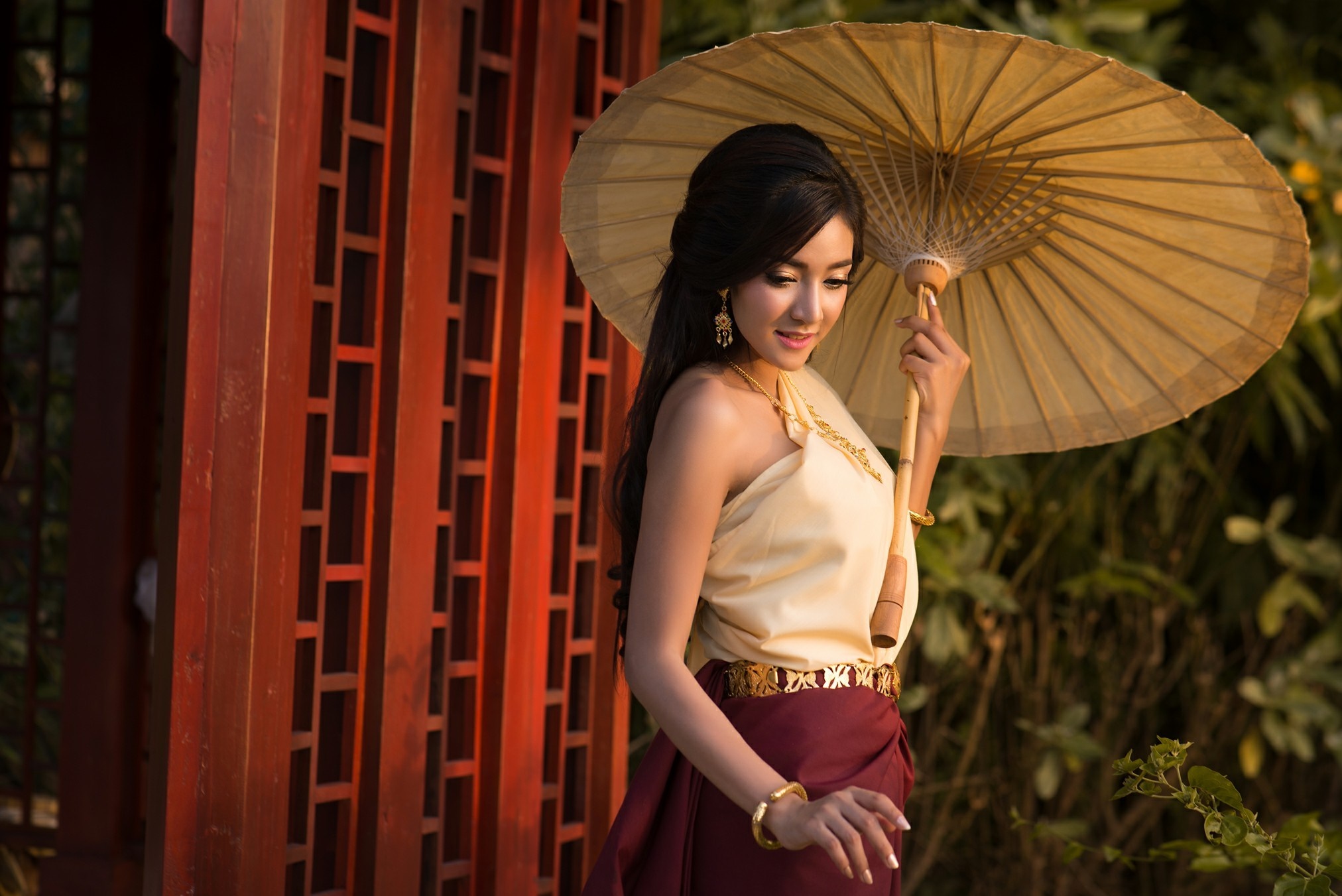 Asian woman in traditional dress holding an umbrella HD Wallpaper