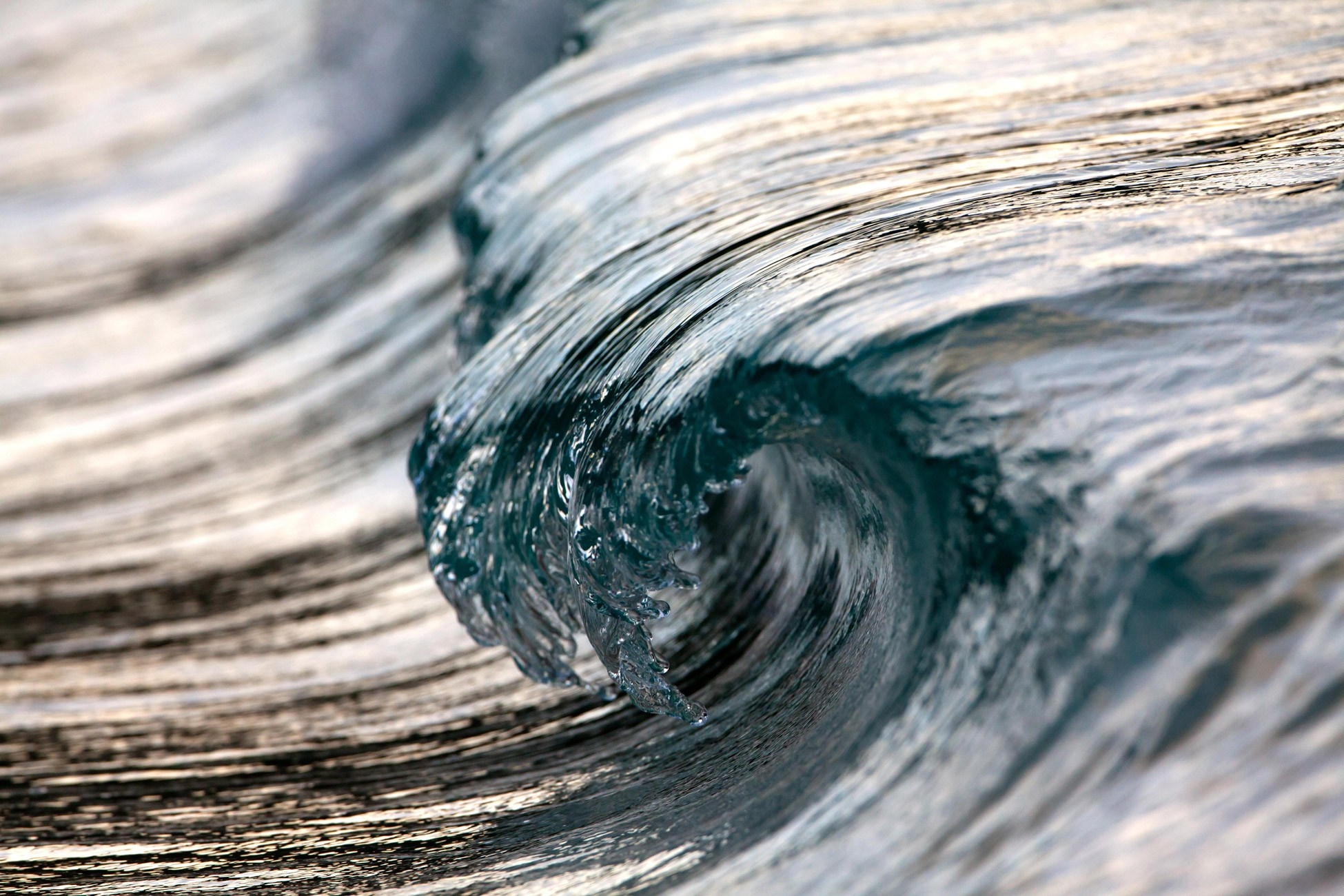 Close-up of a breaking ocean wave HD Wallpaper