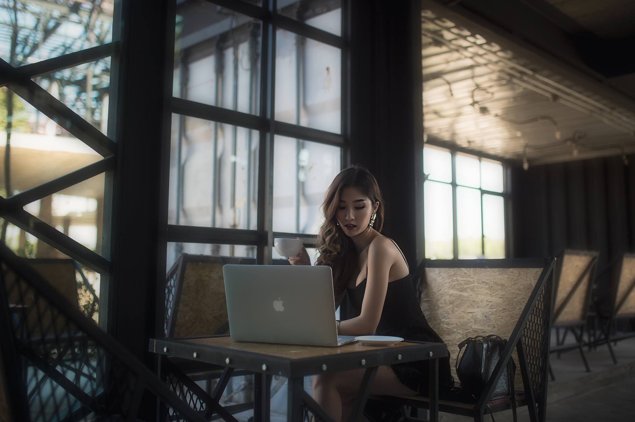 Asian woman with laptop and coffee at cafe HD Wallpaper