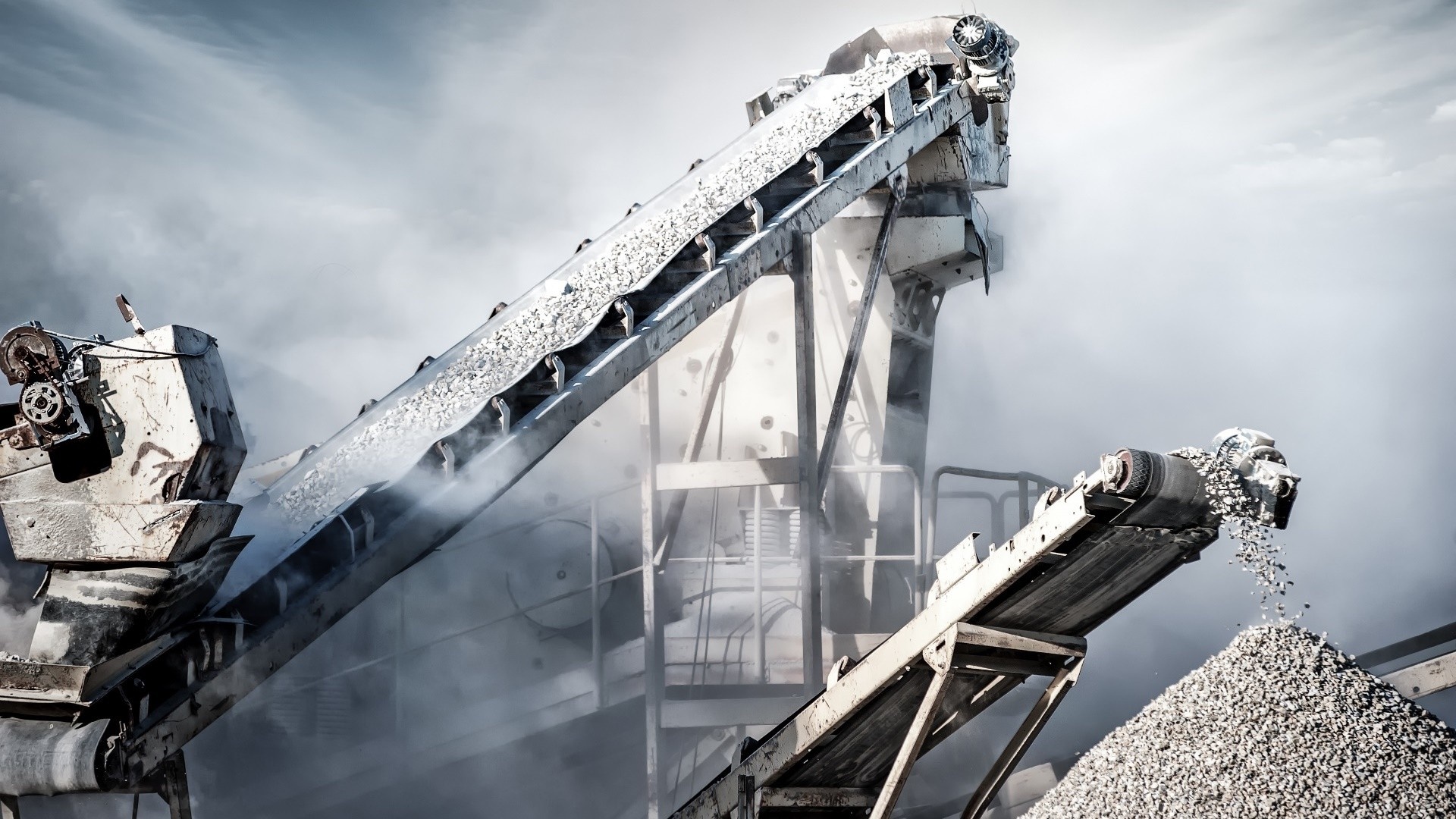Industrial conveyor belts processing gravel HD Wallpaper