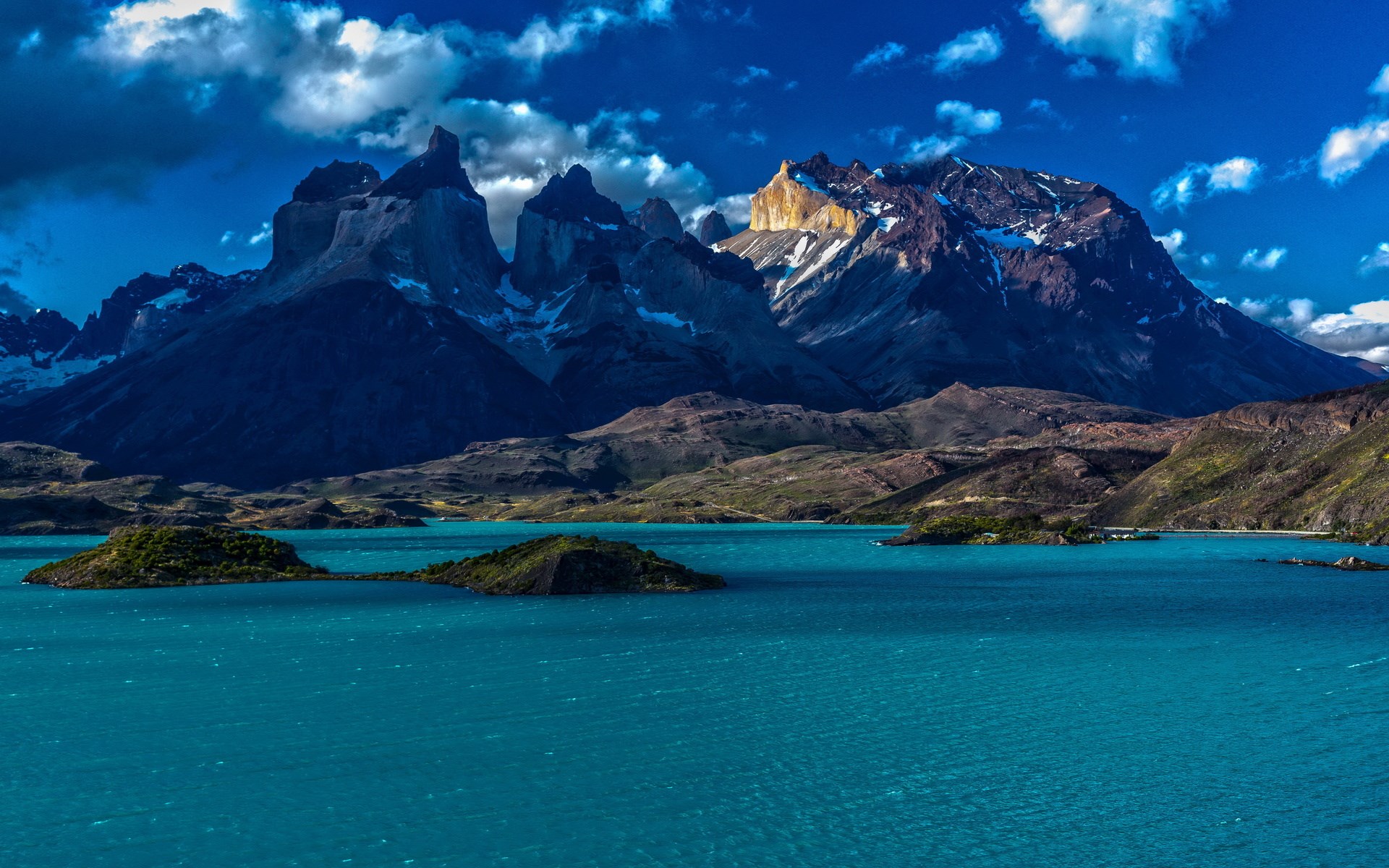 Torres del Paine National Park with turquoise lake HD Wallpaper