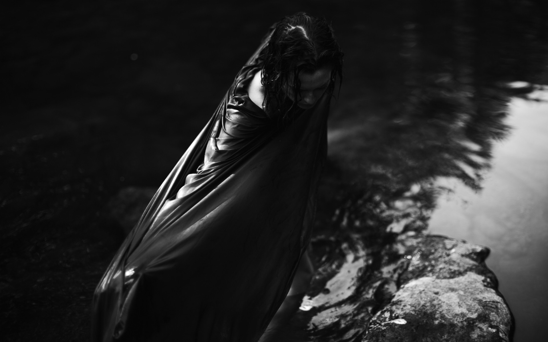 Monochrome portrait of a woman in water HD Wallpaper