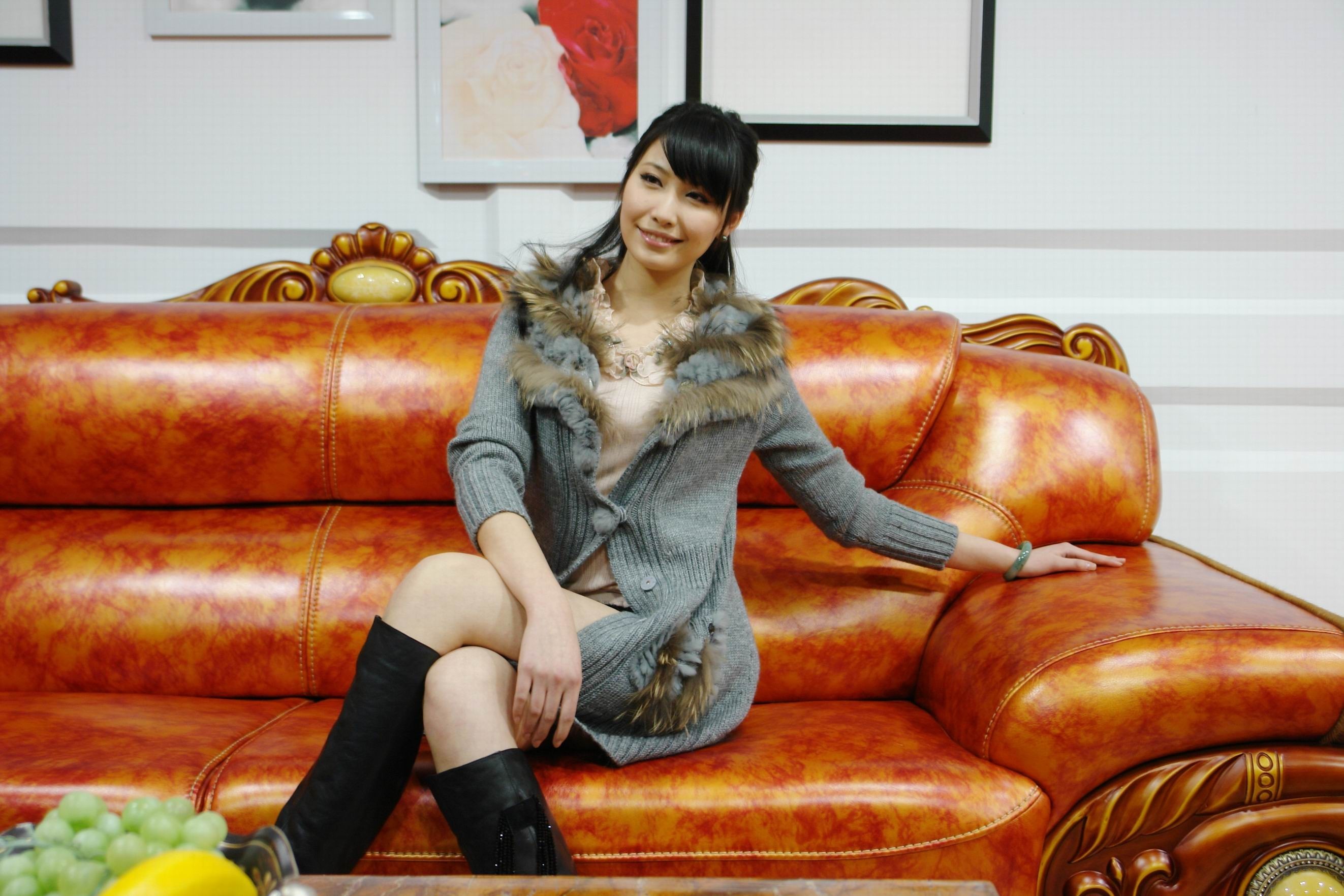 Diana Xu sitting on a couch HD Wallpaper