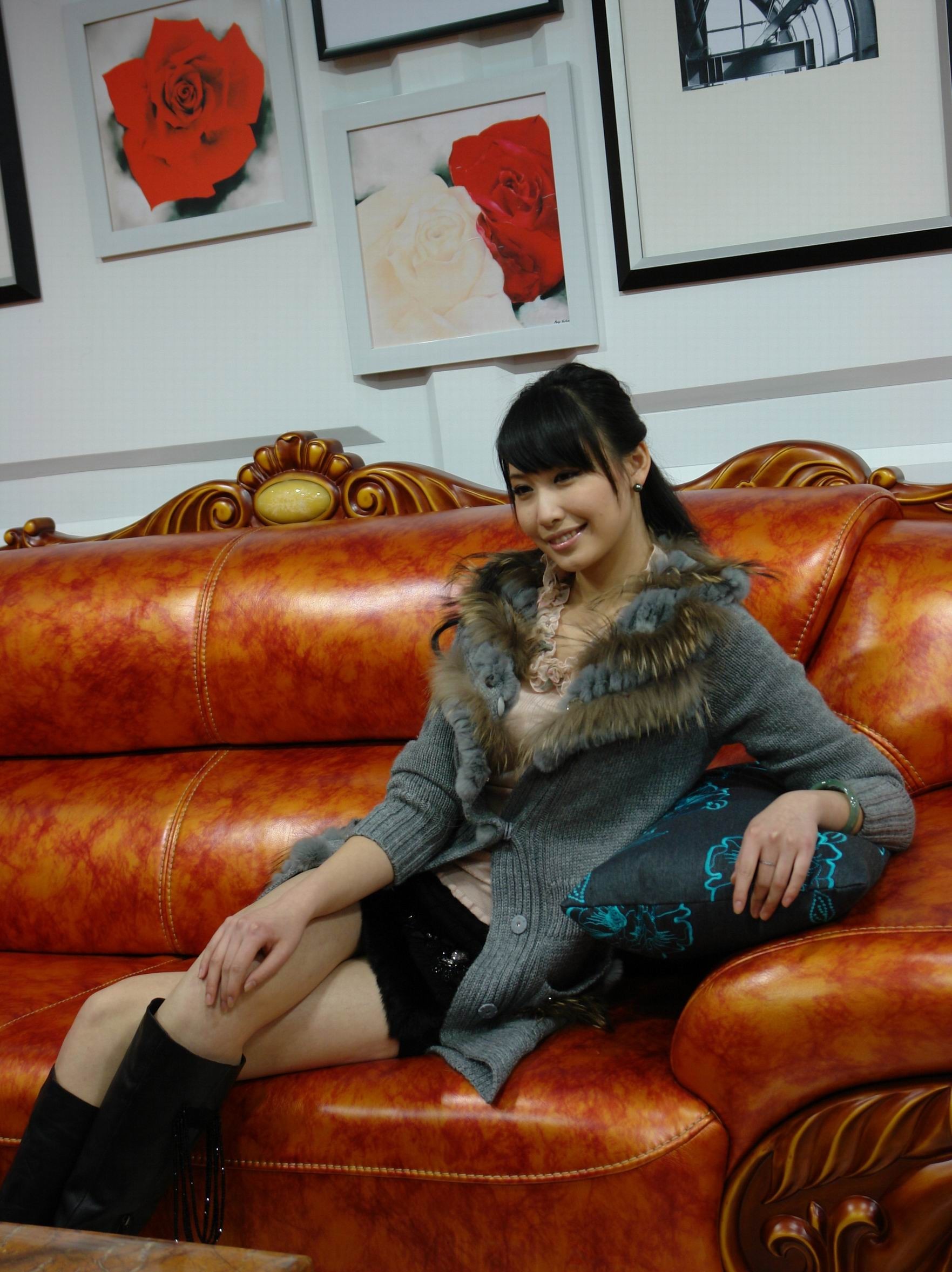 Diana Xu sitting on a couch HD Wallpaper