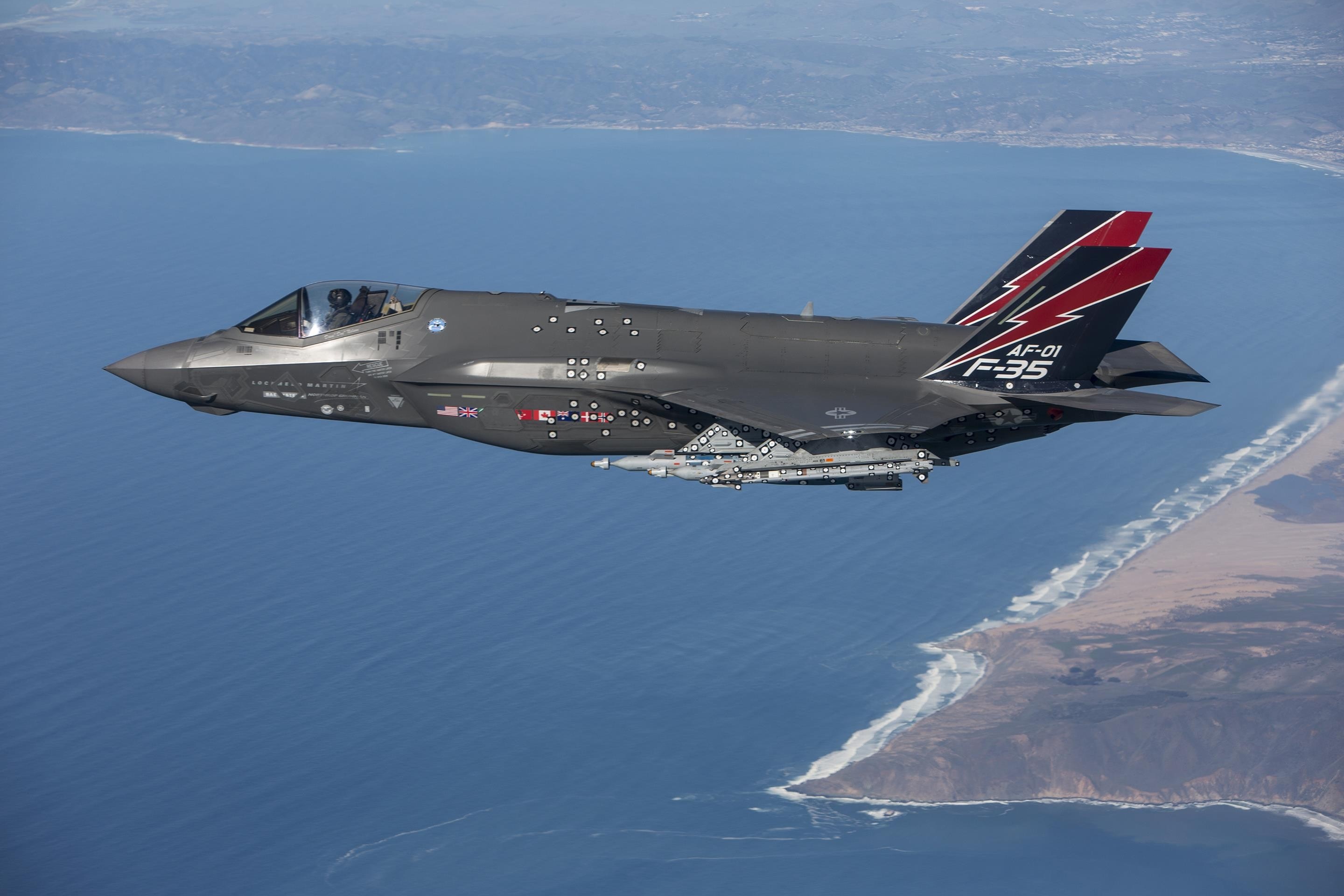 Lockheed Martin F-35 Lightning II fighter jet in flight HD Wallpaper