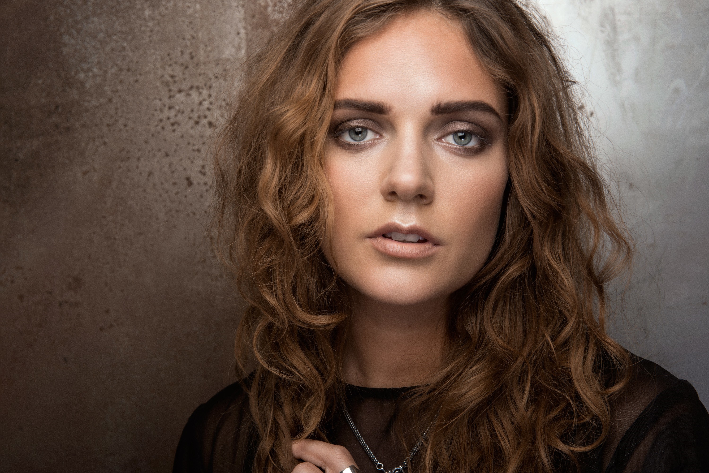 Tove Lo portrait with curly brown hair HD Wallpaper