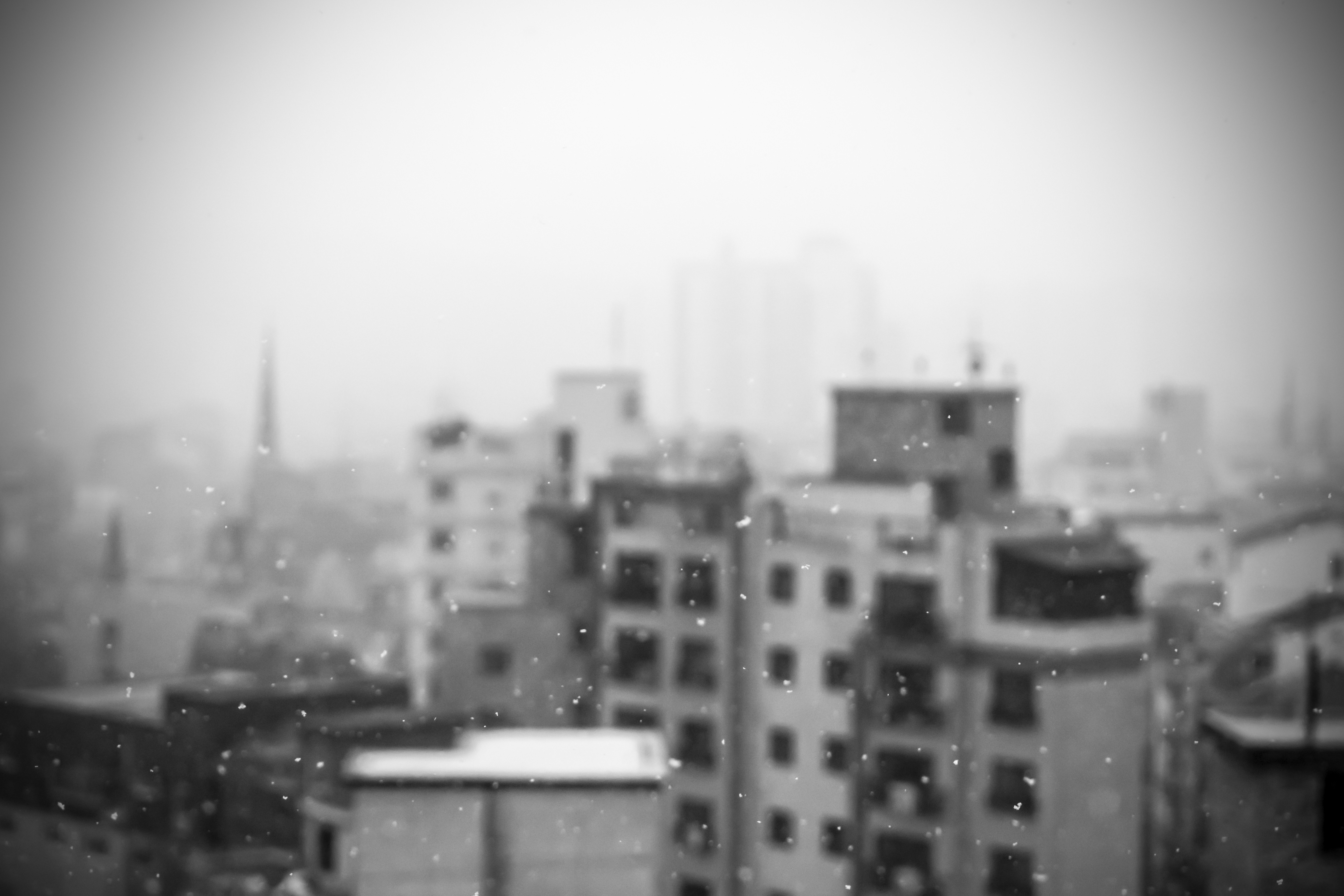 Monochrome cityscape with falling snow HD Wallpaper