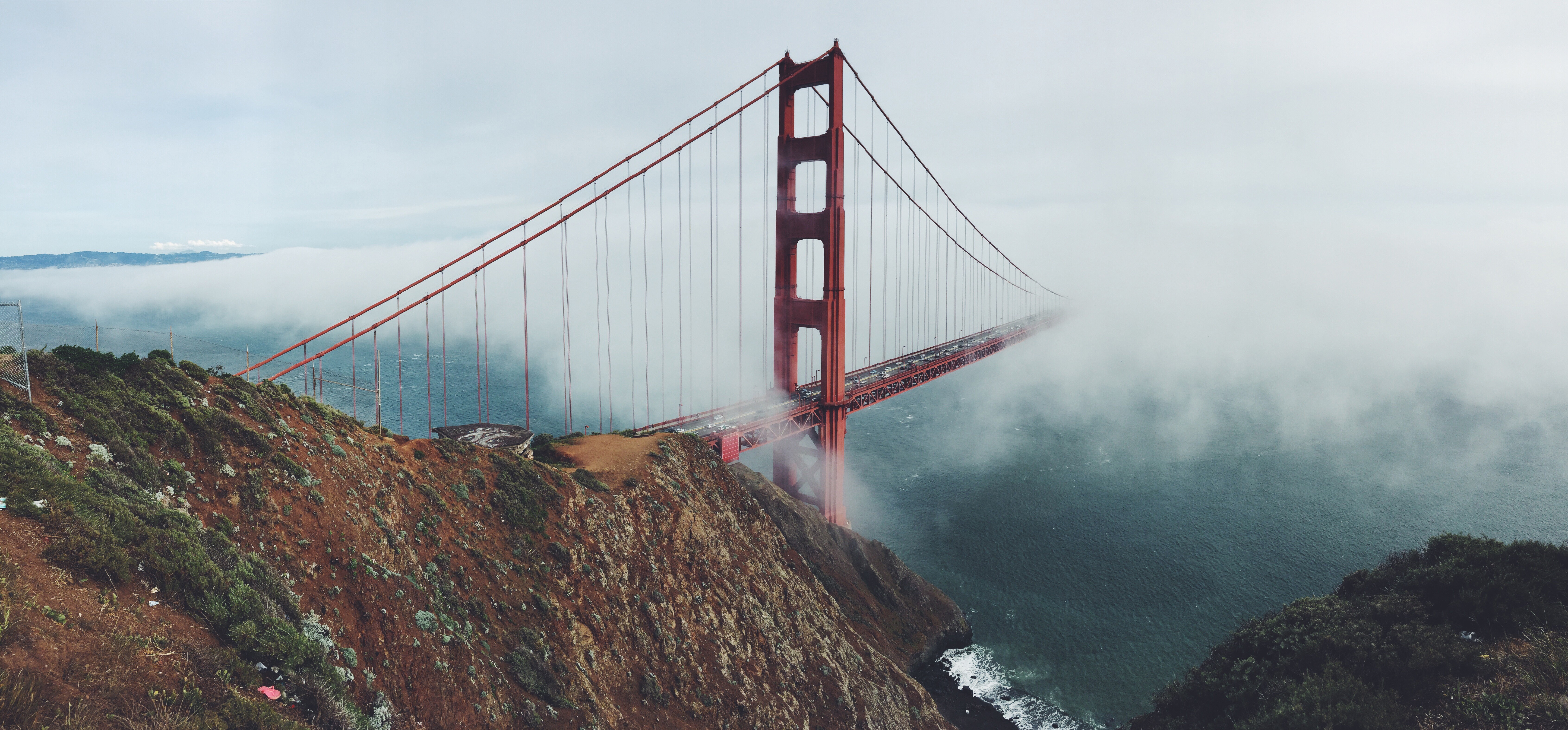 Golden Gate Bridge in fog HD Wallpaper