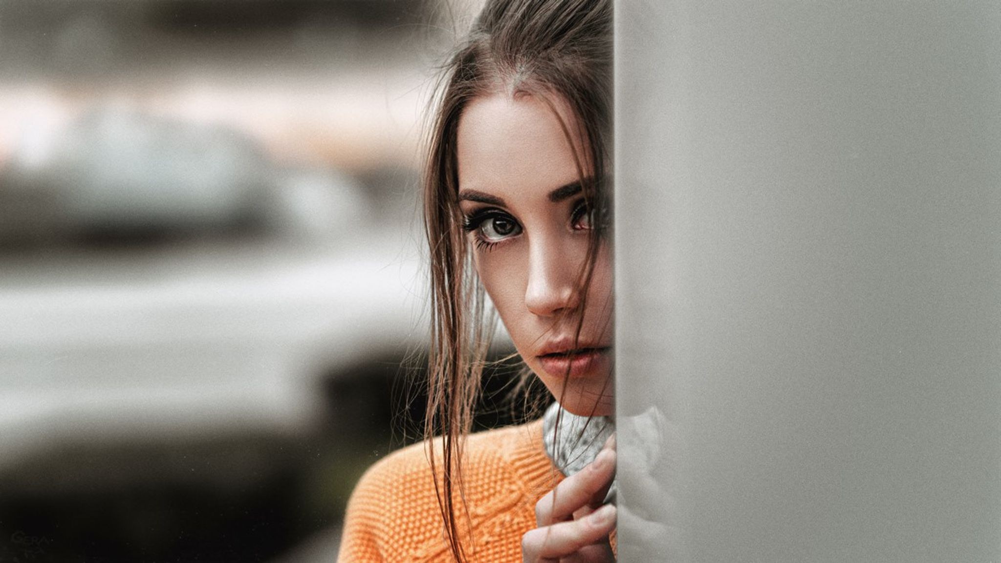 Woman peeking from behind a column HD Wallpaper