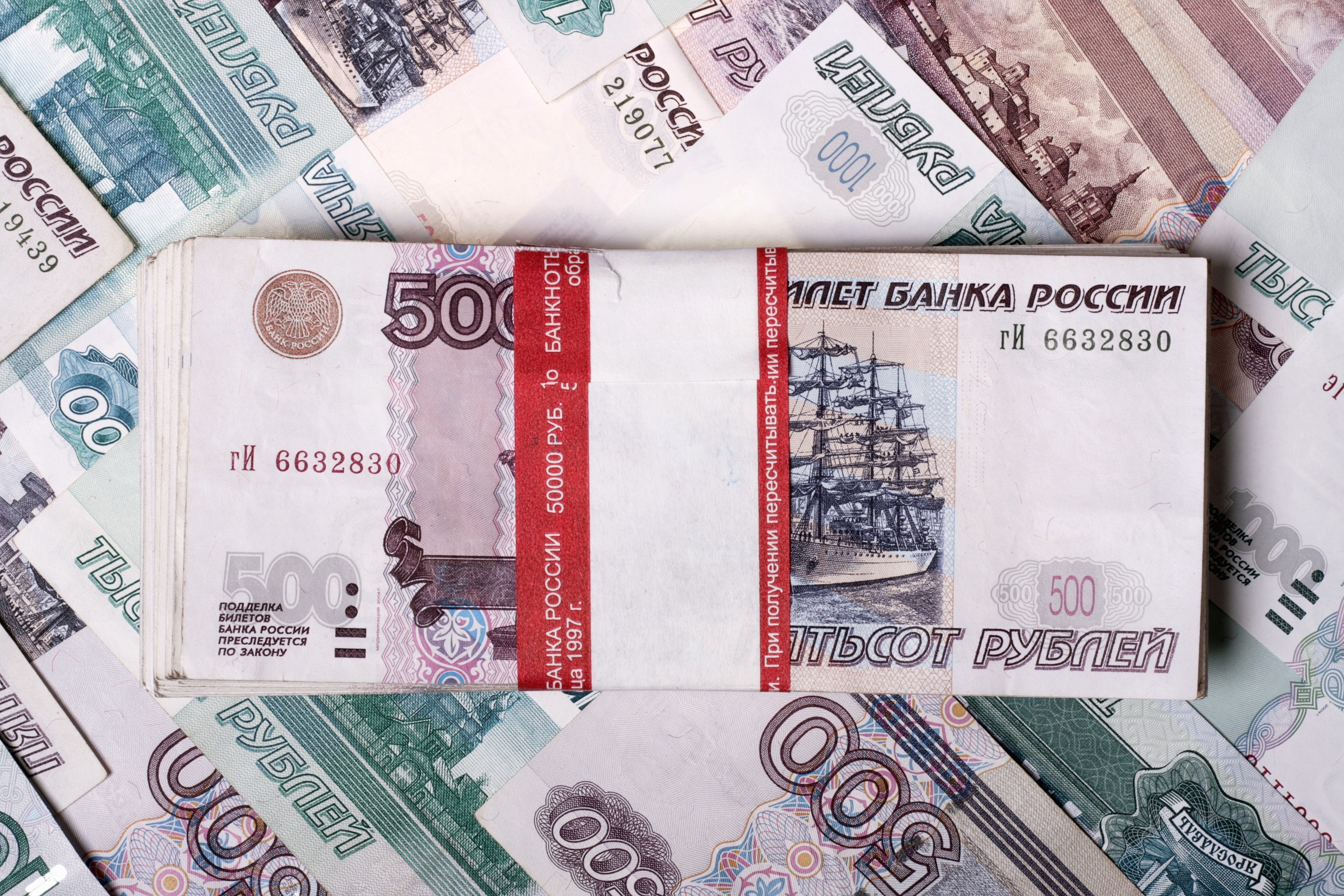 Stack of Russian 500 Ruble Banknotes HD Wallpaper