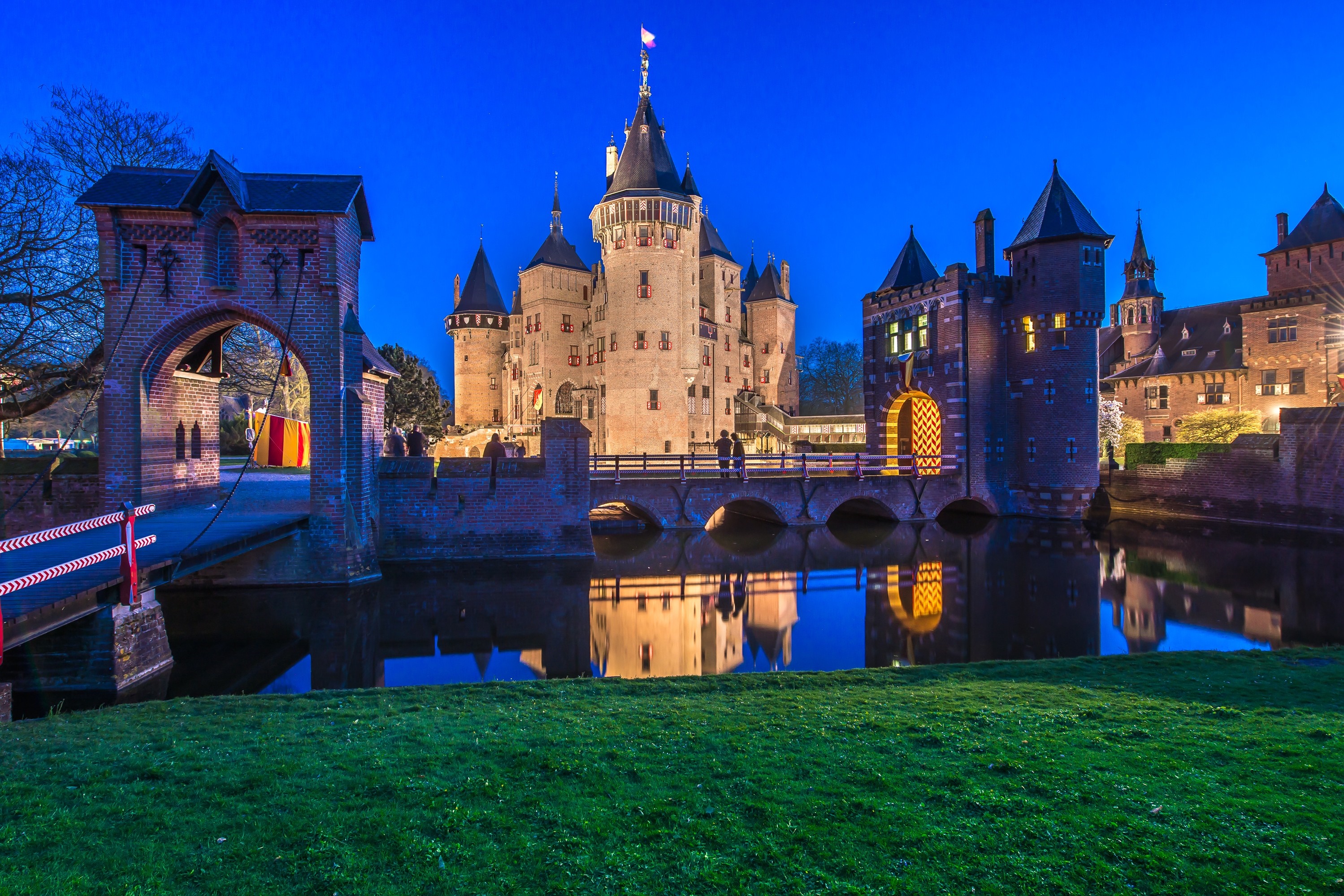 De Haar Castle at night with bridge and moat HD Wallpaper