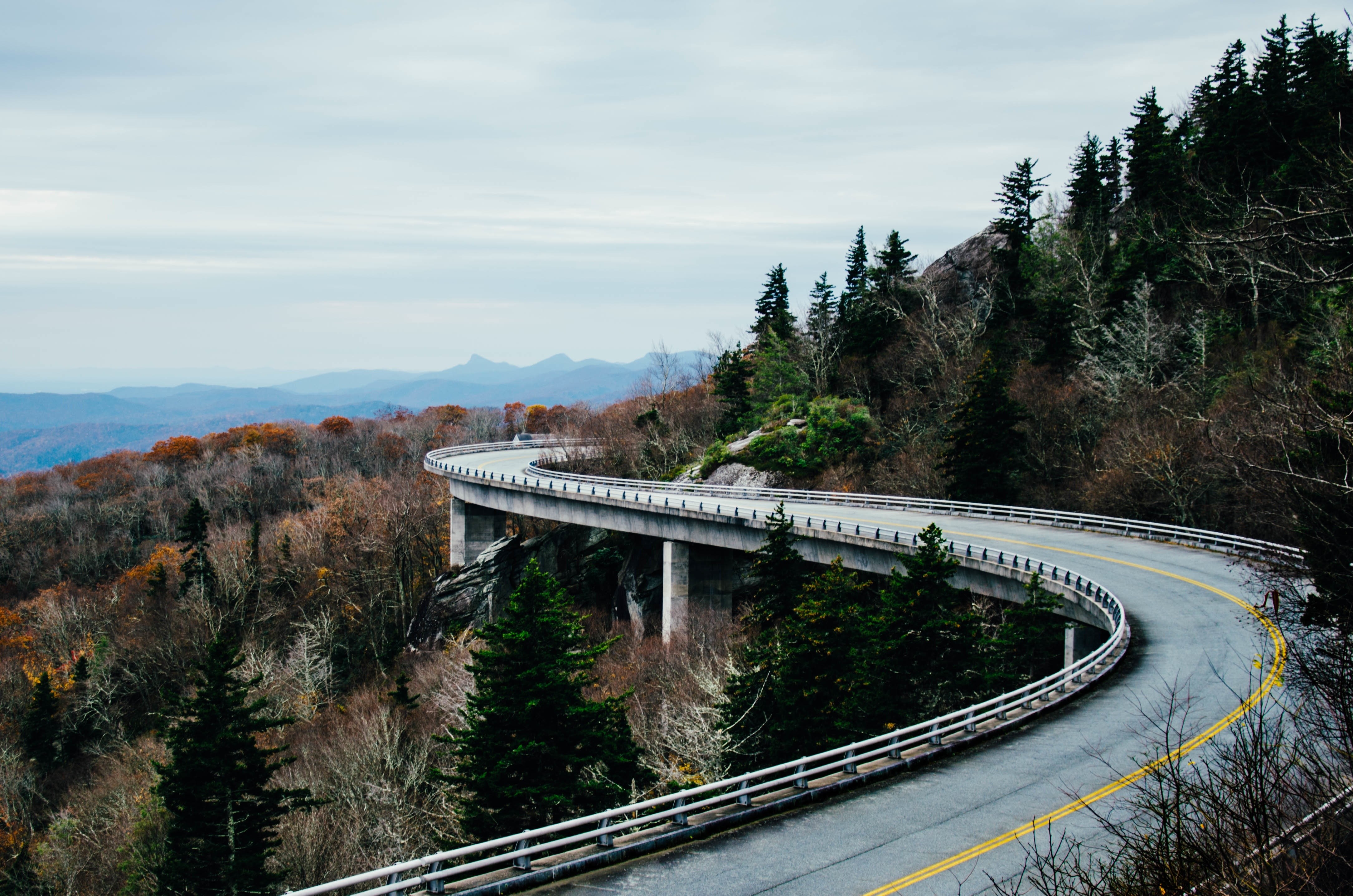 Linn Cove Viaduct on the Blue Ridge Parkway, North Carolina HD Wallpaper