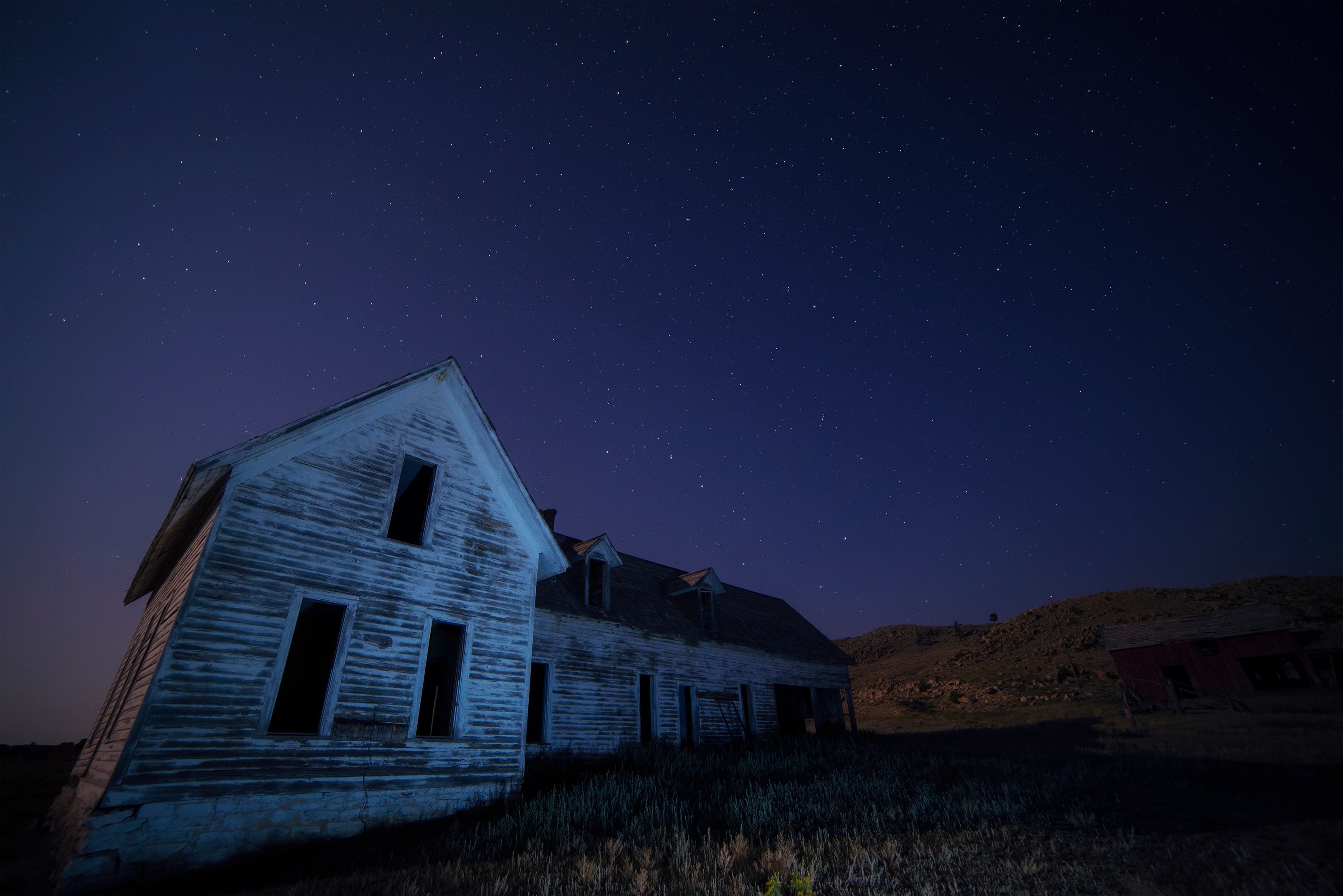 Abandoned house under a starry night sky HD Wallpaper
