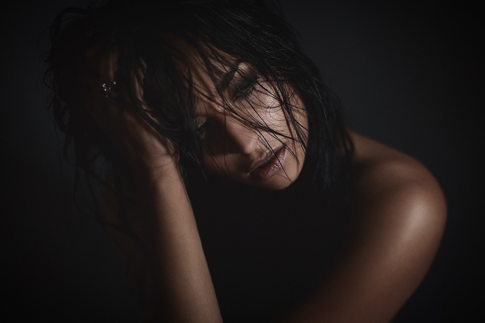 Woman with wet hair in darkness HD Wallpaper