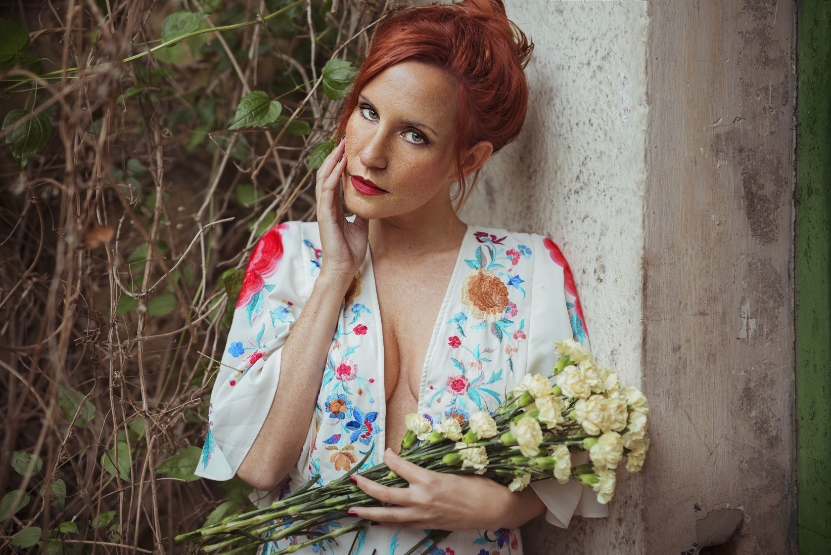 Woman with red hair holding flowers HD Wallpaper